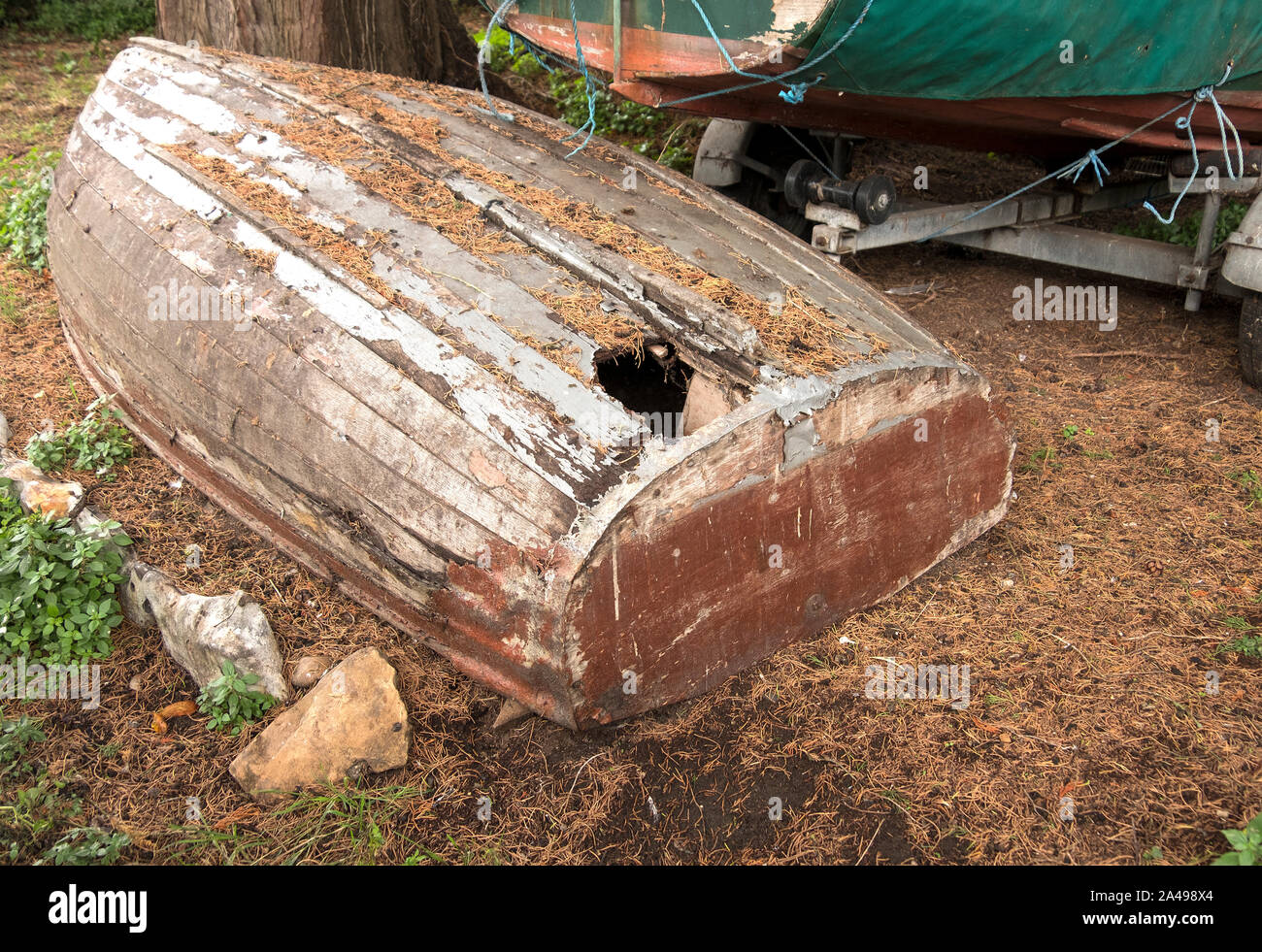 Alten hölzernen Ruderboot mit Loch in der Hülle Stockfoto