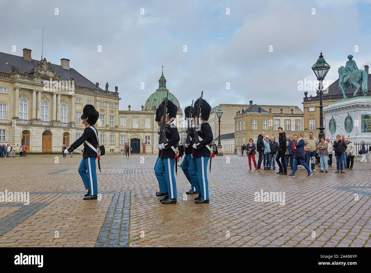Kopenhagen, Dänemark - 16 September, 2017: Die Wachen der Ehre März entlang der Platz in der Nähe der königlichen Residenz Amalienborg in Kopenhagen. Stockfoto