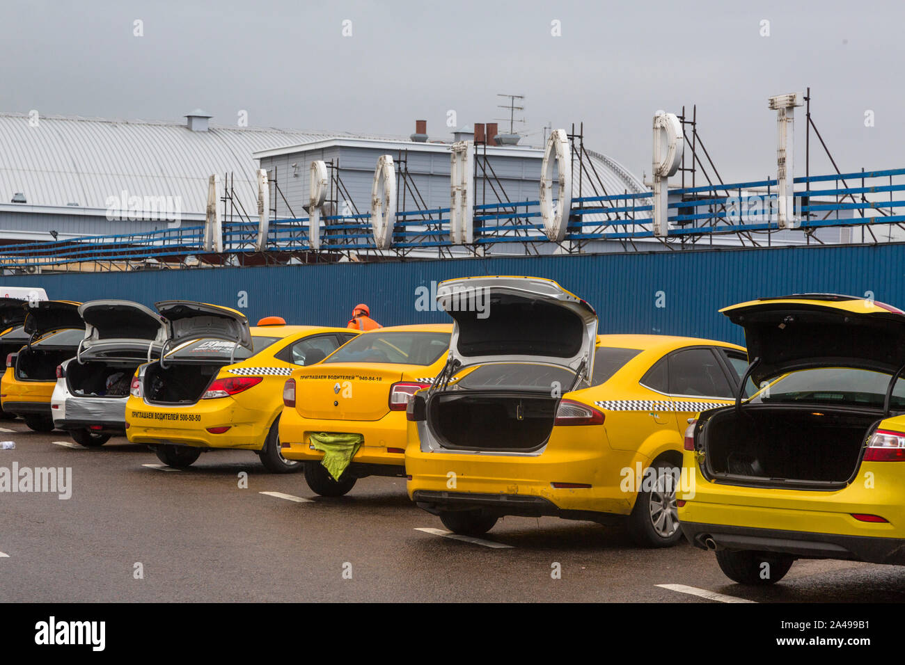 Taxi Autos mit offenen Leitungen für das Verstecken von Kennzeichen, stand in der Nähe der Abflughalle am Flughafen Vnukovo in Moskau, Russland Stockfoto