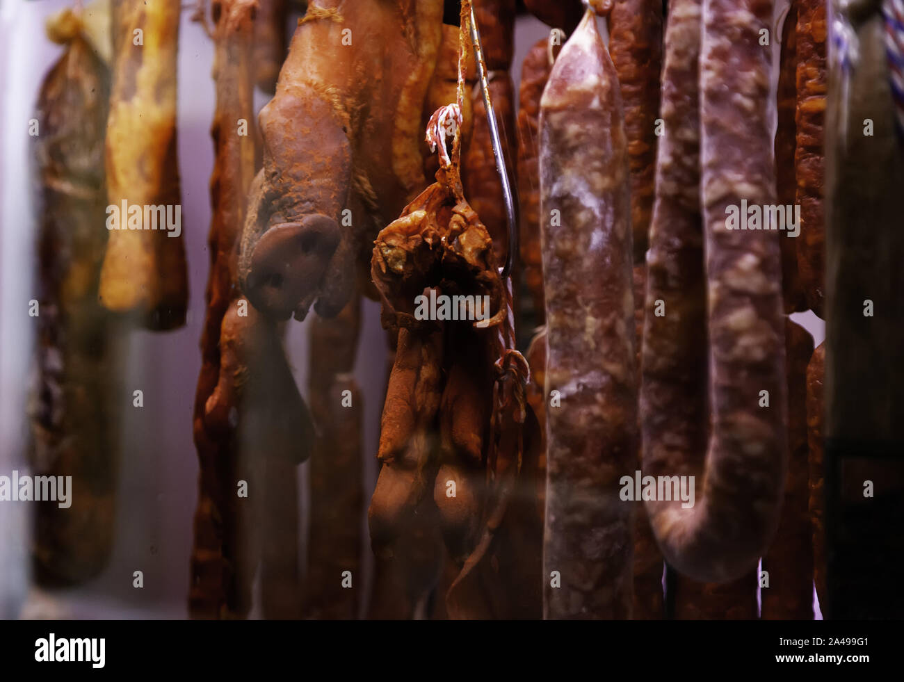 Chorizo hängen an charcuterie geheilt, Schweinefleisch details Stockfoto