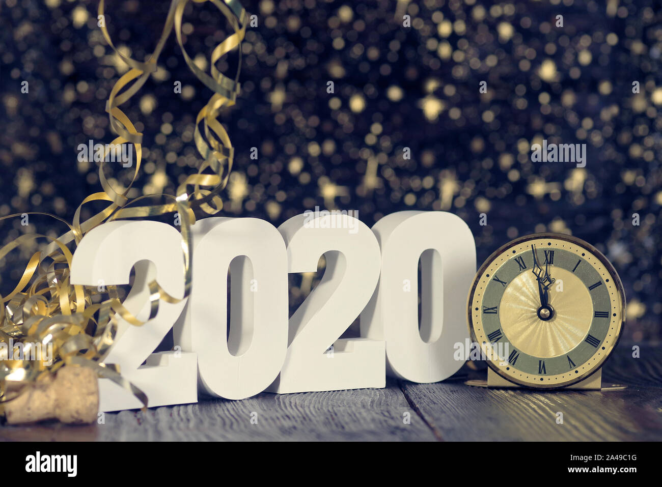 Frohes Neues Jahr 2020. Symbol von der Zahl 2020 auf hölzernen Hintergrund Stockfoto