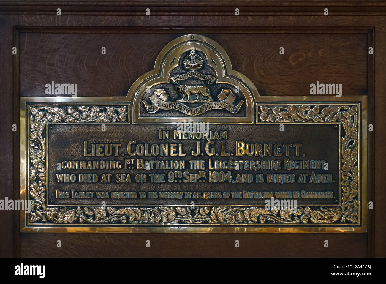 Messing Gedenktafel zum Oberstleutnant J G L Burnett, St George's Kapelle, Leicester Kathedrale, England, Großbritannien Stockfoto