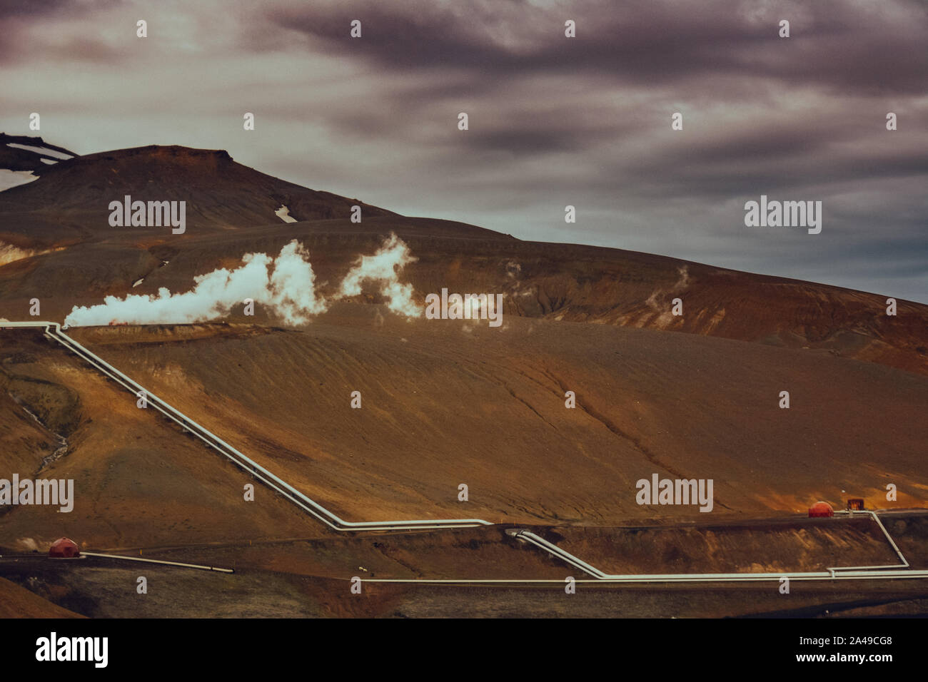 Ansicht der Krafla Geothermiekraftwerk, in der Nähe von Viti Krafla Vulkan, Nordosten Island, im Sommer, bei manchen Getreide. Stockfoto