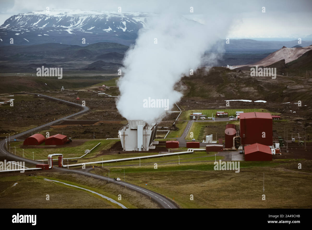 Panoramablick auf Krafla Geothermiekraftwerk, in der Nähe von Viti Krafla Vulkan, Nordosten Island, im Sommer, bei manchen Getreide. Stockfoto