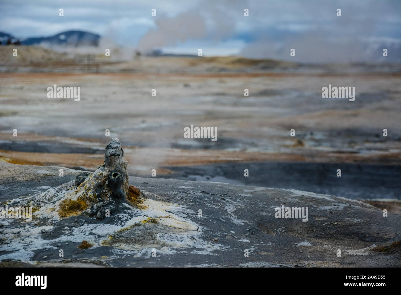 Kegel in Hverir geothermale Region mit kochendem mudpools und dampfende Fumarolen in Island im Sommer. Myvatn Region, nördlich von Island. Stockfoto