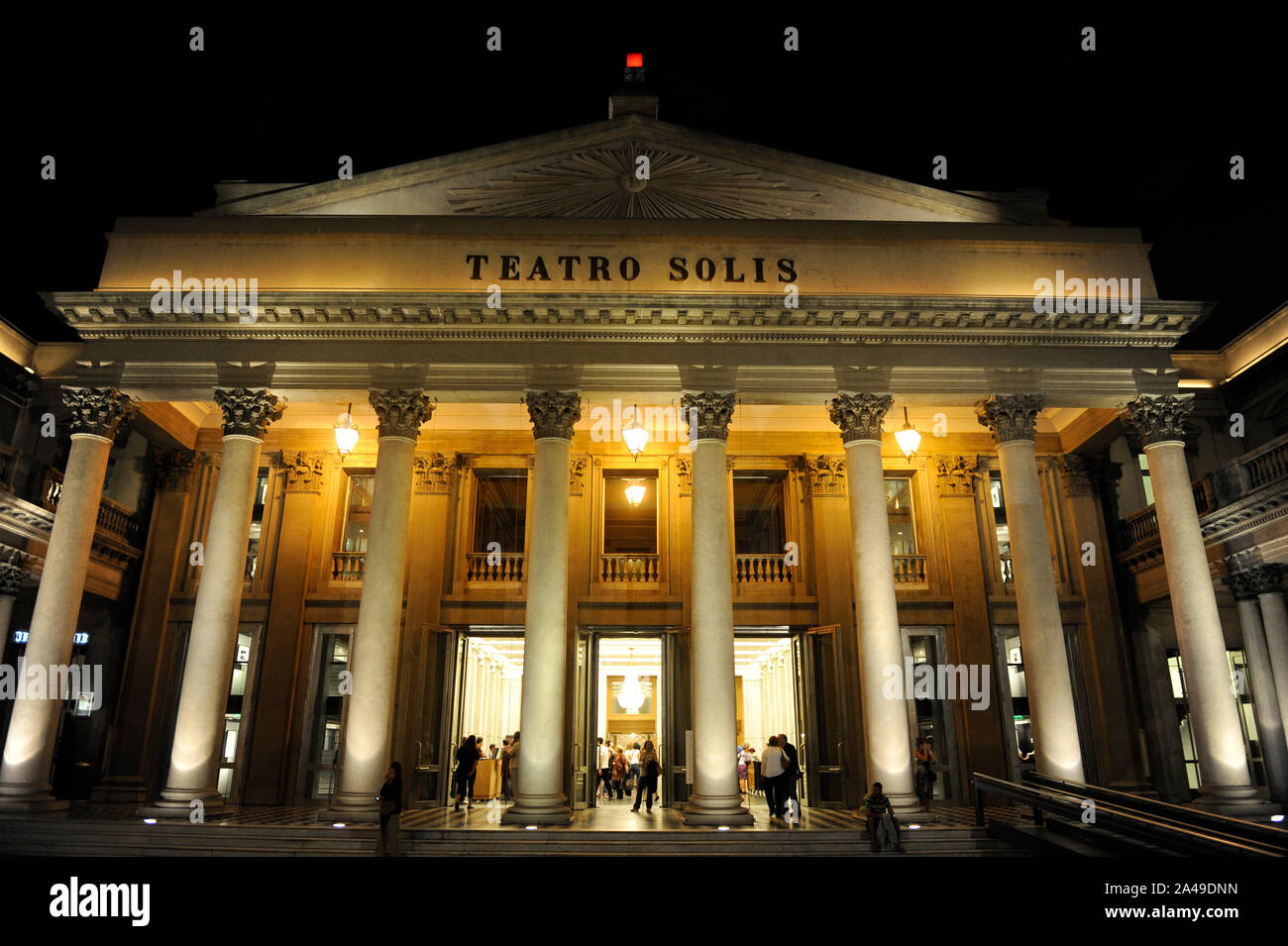 URUGUAY Montevideo, Teatro Solis bei Nacht Stockfoto
