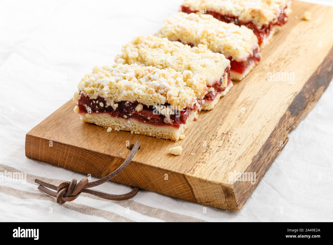 Kirschtorte auf Holz Eiche board bröckeln Stockfoto