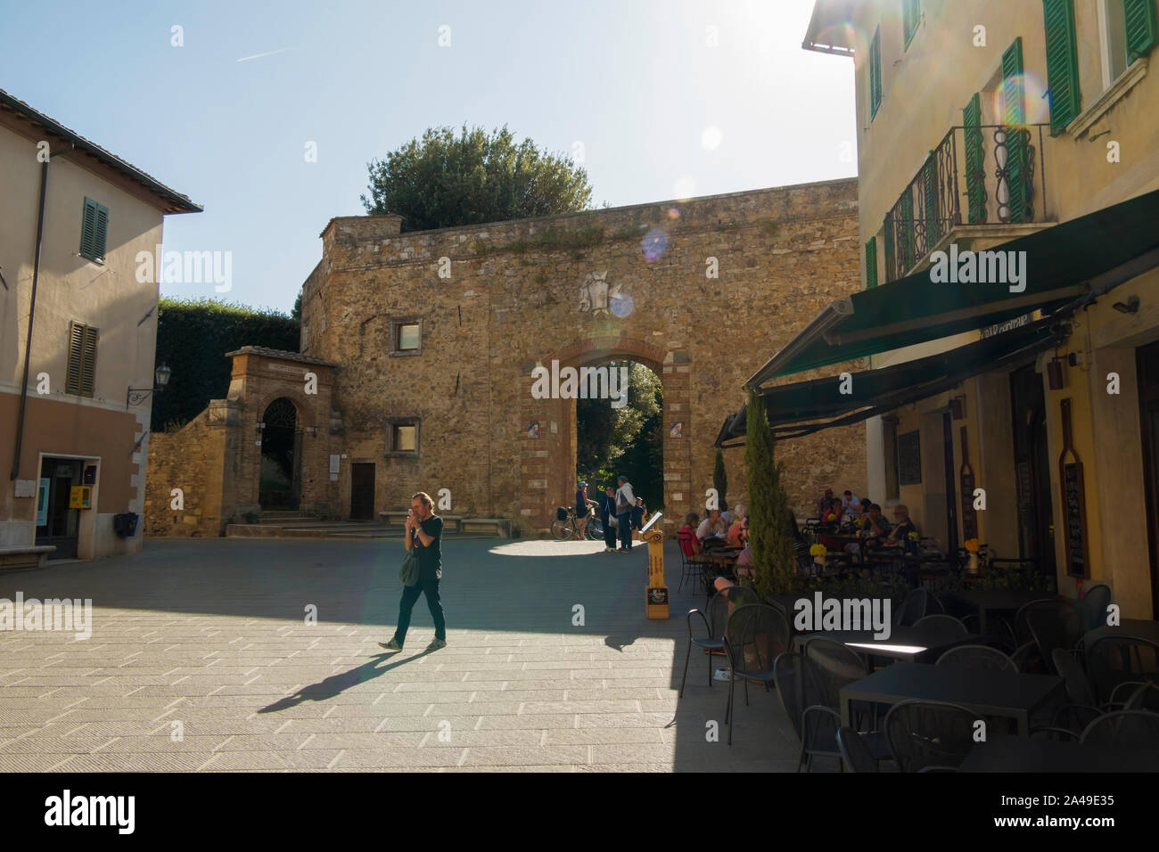 San Quirico d'Orcia, Siena/Italy-September 20 2018: Gasse der charakteristischen mittelalterlichen Dorf von San Quirico d'Orcia, eine Stadt mit alten etruskischen Stockfoto