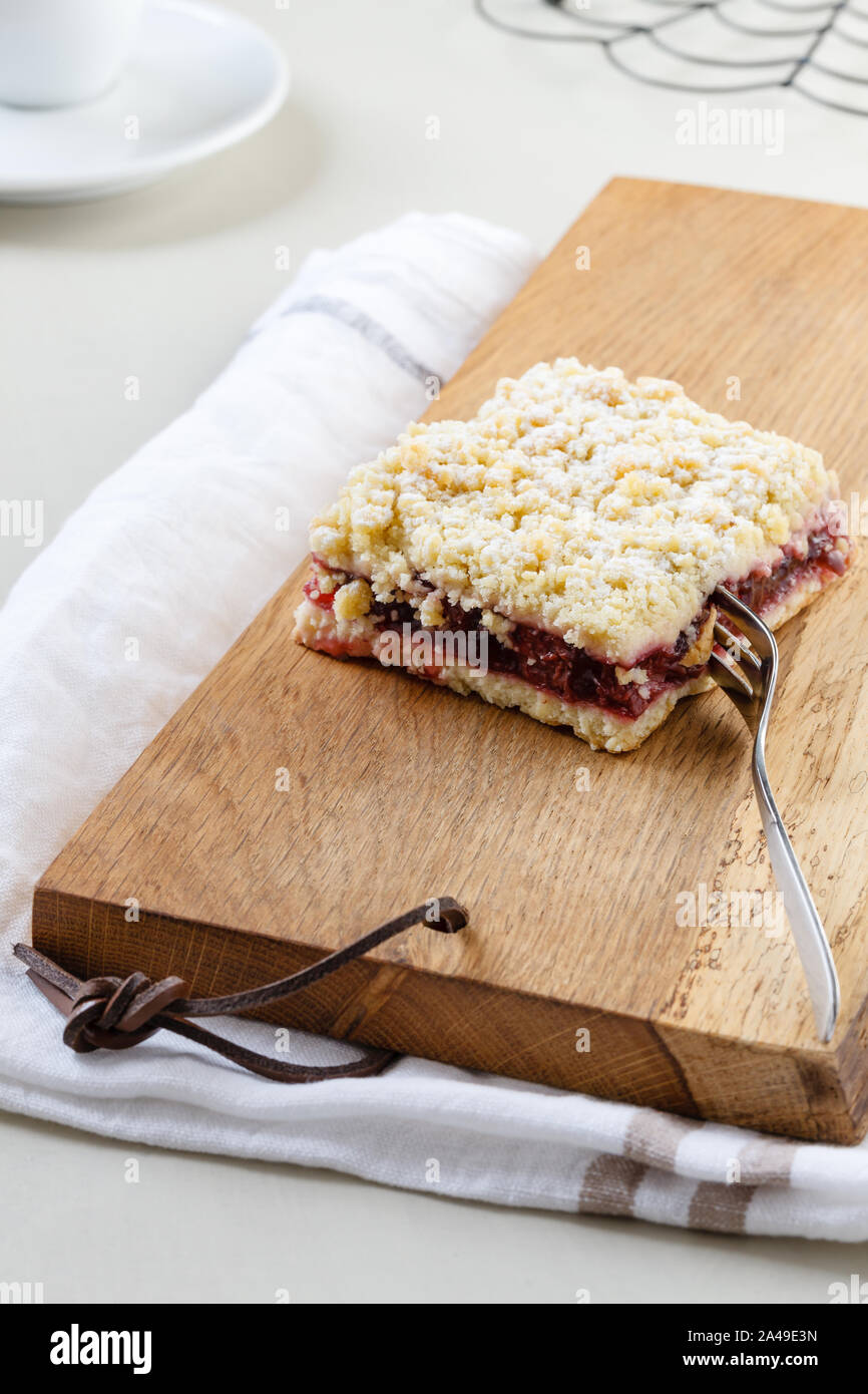 Ein Stück Kirschkuchen bröckeln auf Holz Eiche board Stockfoto