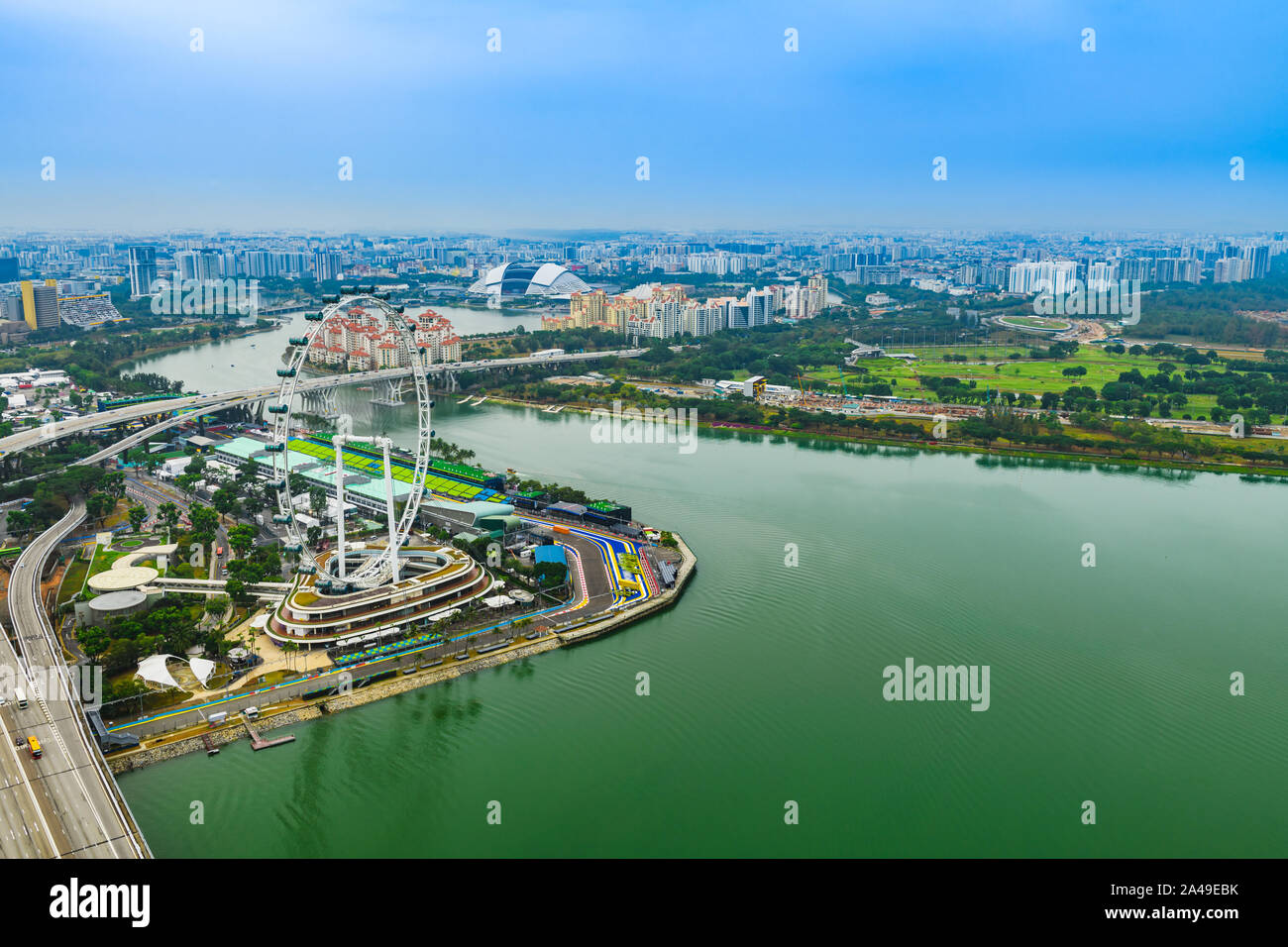Luftaufnahme von Singapore Flyer Riesenrad und Singapore River mit Überblick über die Stadt. Stockfoto