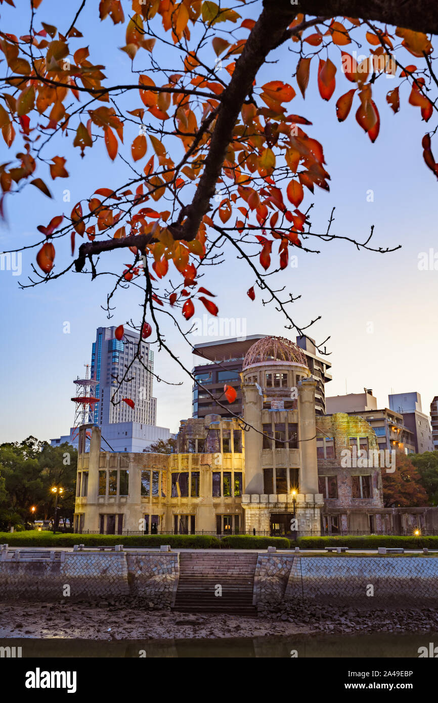 Herbst Jahreszeit am Weltkulturerbe Atombombendom in Hiroshima, Japan. Stockfoto
