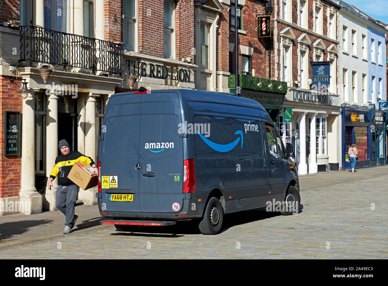Mann, der Paket- und Amazon Prime Lieferwagen, Pontefract, West Yorkshire,  England, Großbritannien Stockfotografie - Alamy