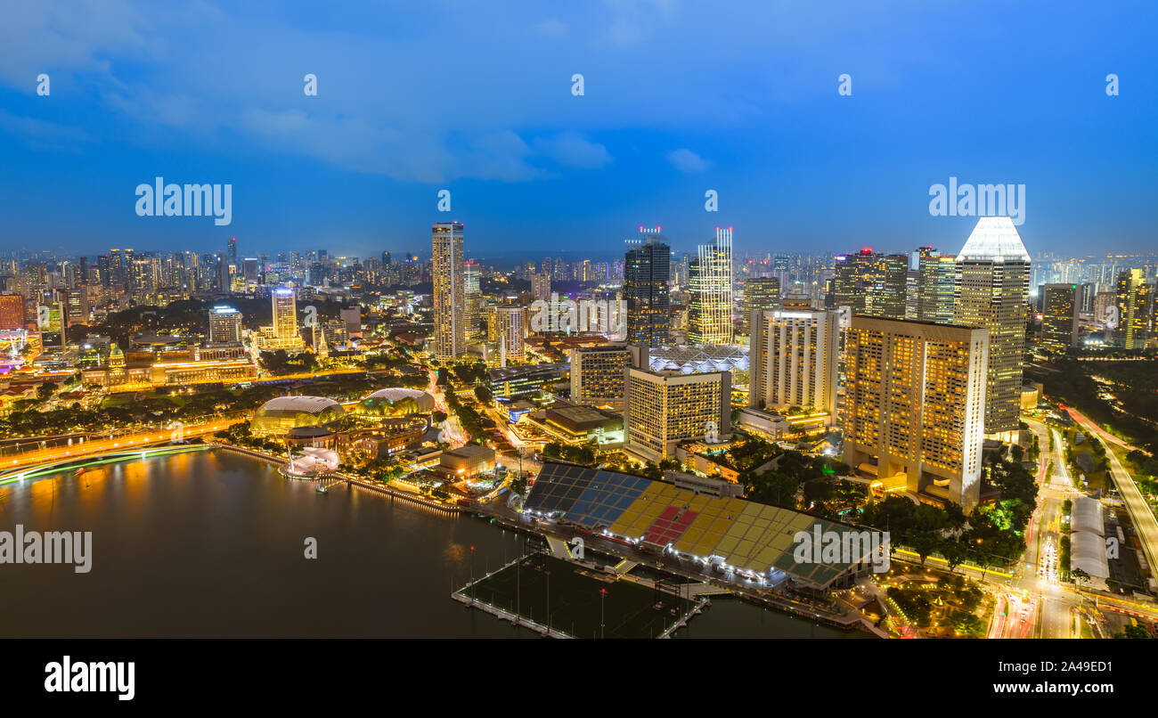 In der Nacht von Singapur Antenne City View Hotel Gebäude und Downtown Wolkenkratzer an der Marina Bay. Stockfoto