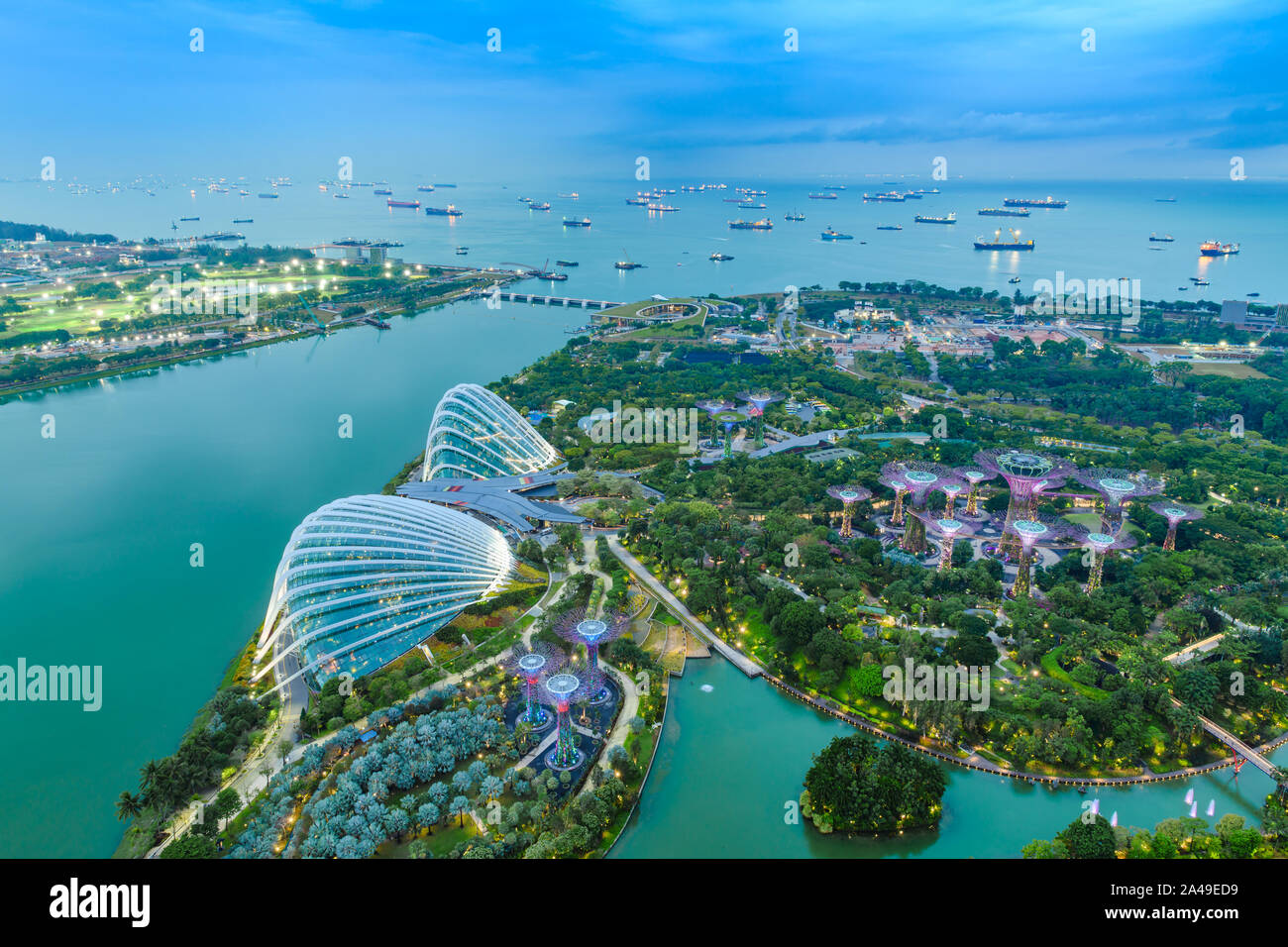 Singapur Gärten durch die Bucht botanischen Garten Luftaufnahme und Marina Barrage Vauban mit schiff tanker im offenen Meer. Stockfoto