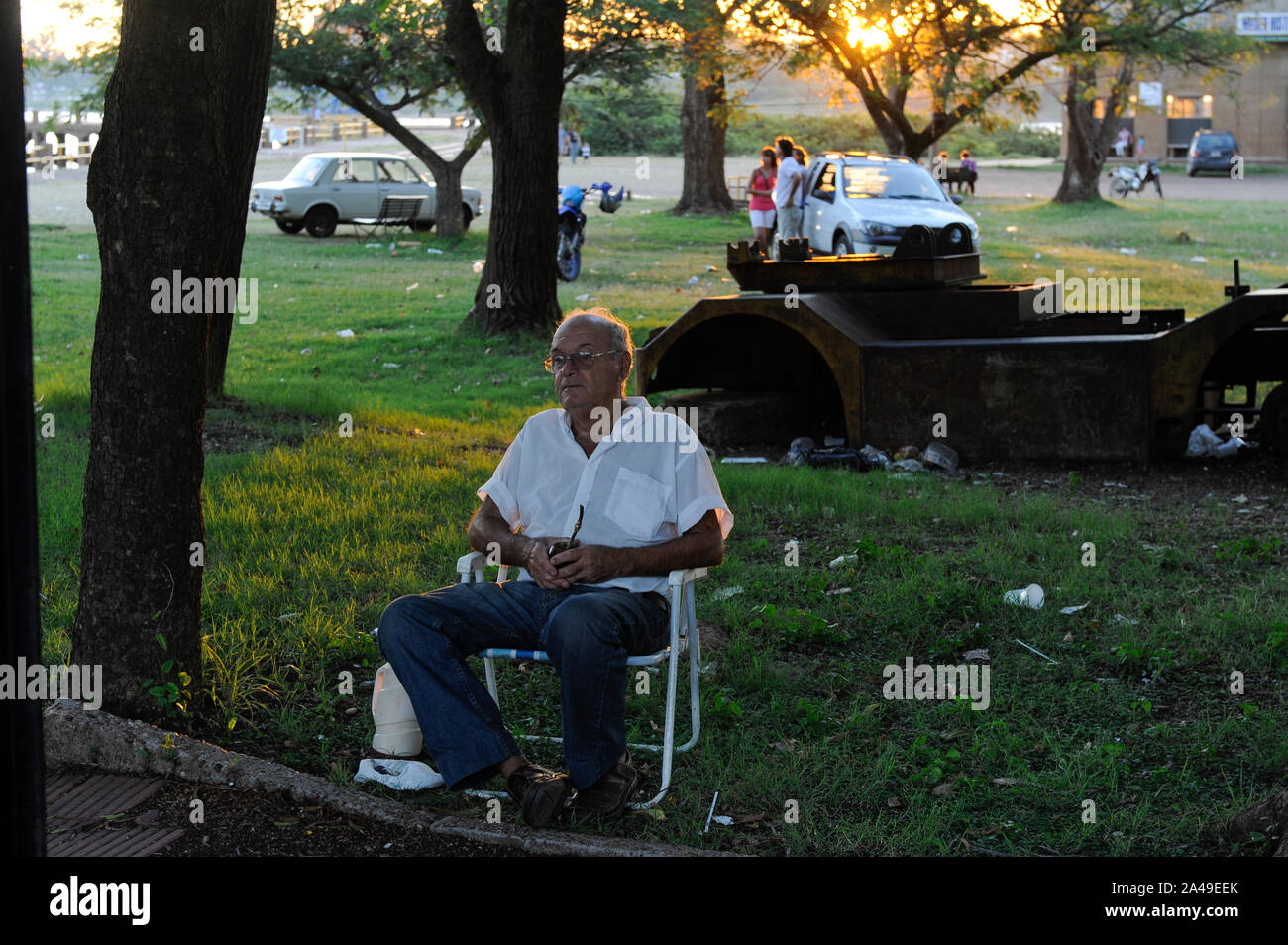 URUGUAY Salto, Mann mit Mate Tee am Rio Uruguay am Abend Stockfoto