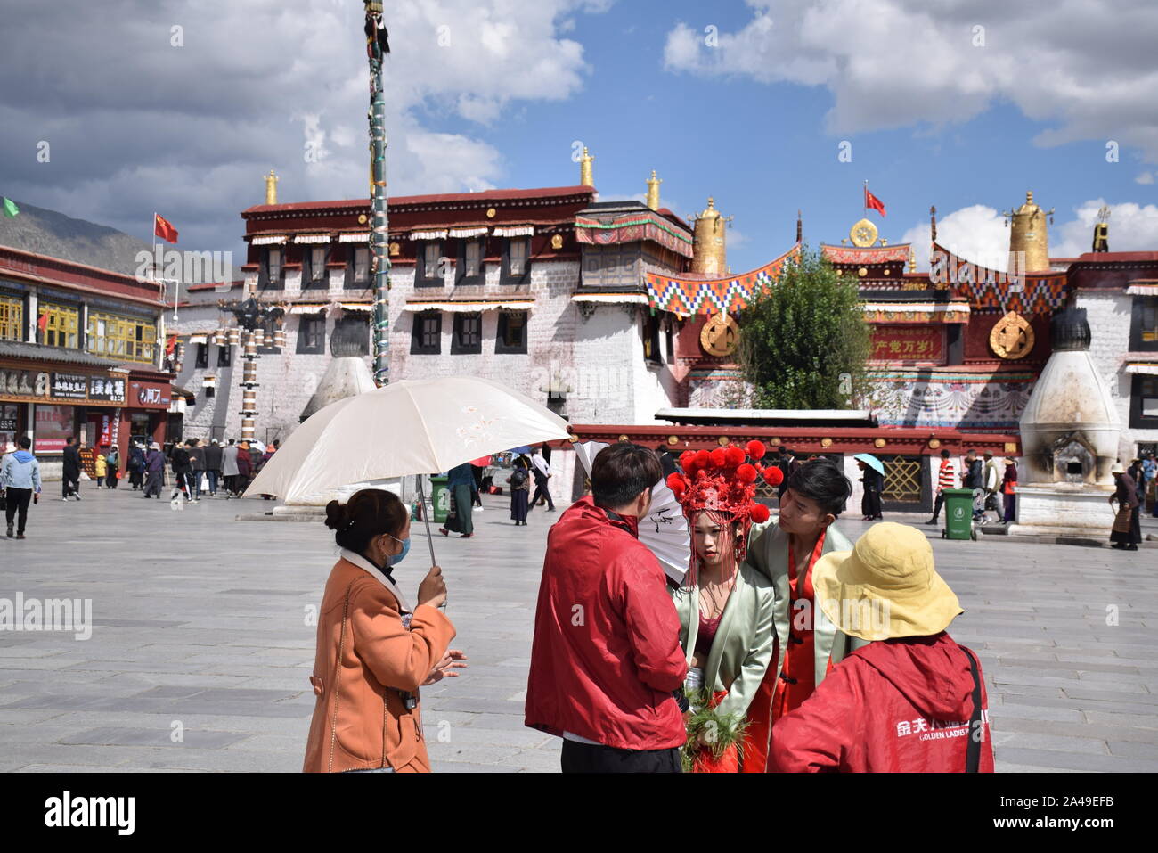 Tibetische Volk gehen um Barkhor Straße in der Nähe Jokhang Tempel in Lhasa - Tibet Stockfoto
