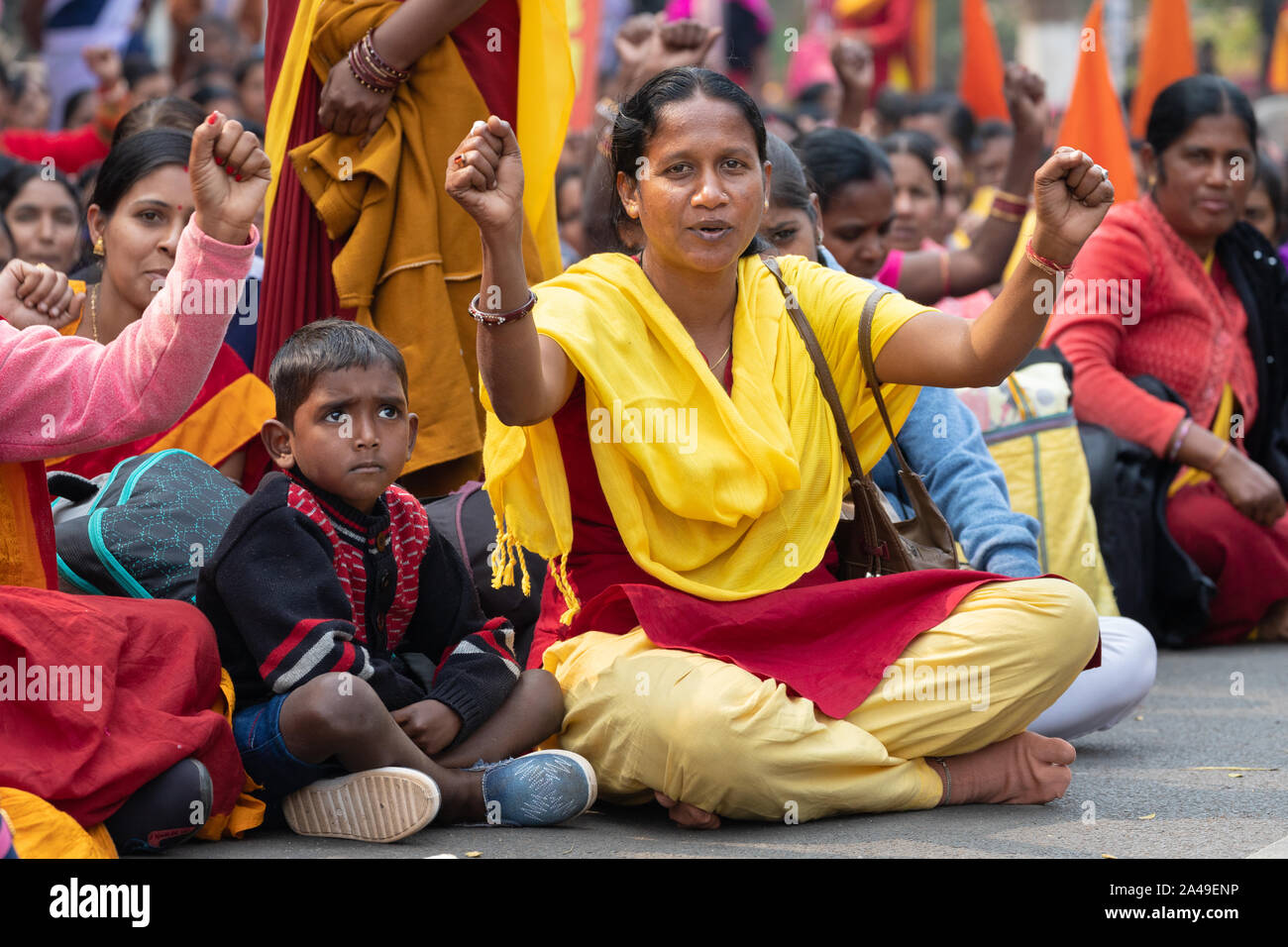 BHUBANESWAR, Indien, 11. JANUAR 2019: Frauen Regierung Officer und ihr Sohn ist auf der Straße protestieren gegen die Senkung der Einkommen der Rentner Stockfoto