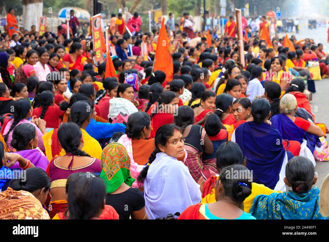 BHUBANESWAR, Indien, 11. JANUAR 2019: Frauen Beamte protestieren auf der Straße gegen die Senkung der Einkommen der Rentner in Ihren p Stockfoto