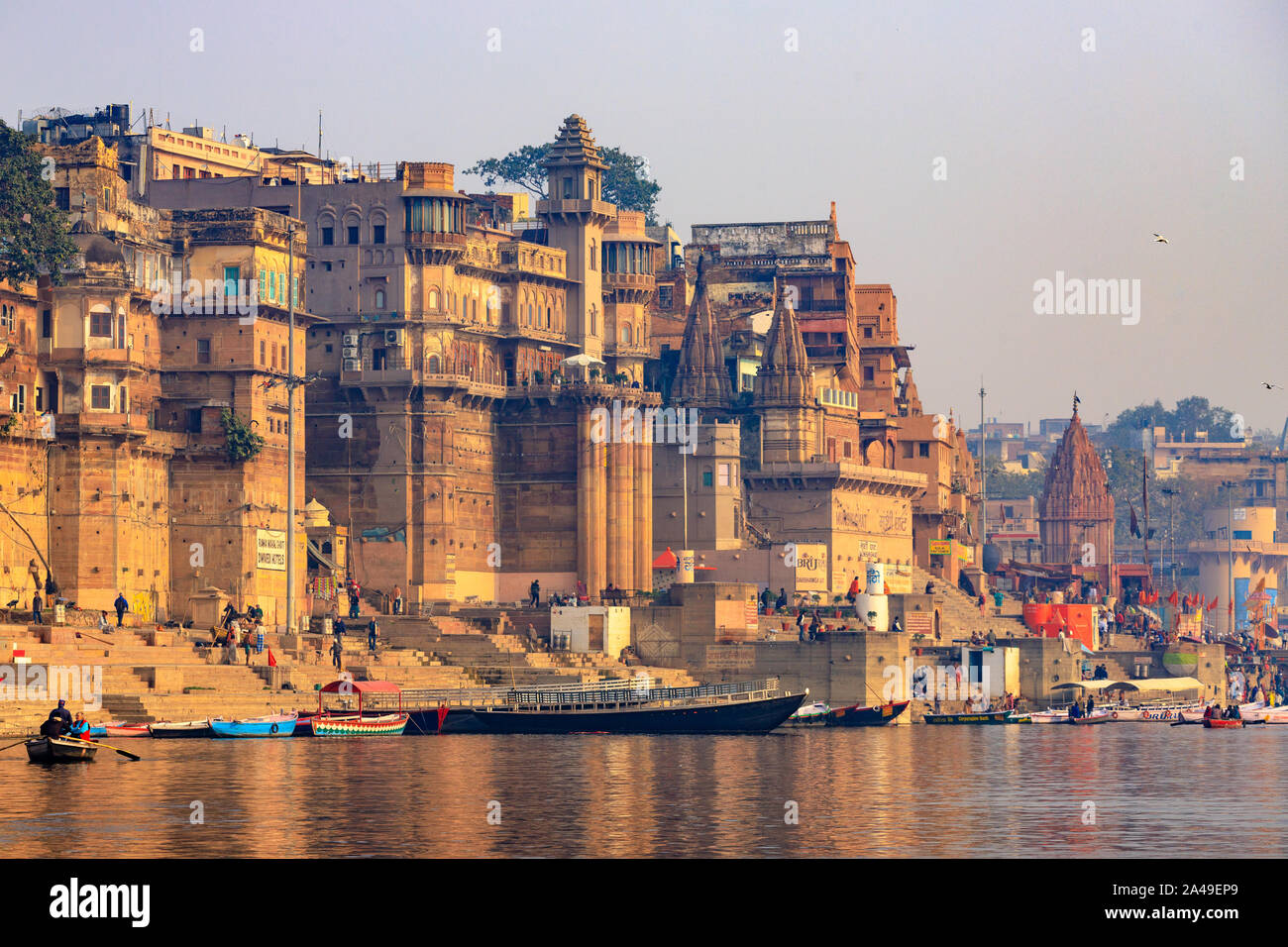 VARANASI, Indien, 18. JANUAR 2019: Warme sunrise Farben über Varanasi Ganges Ghats und Stockfoto
