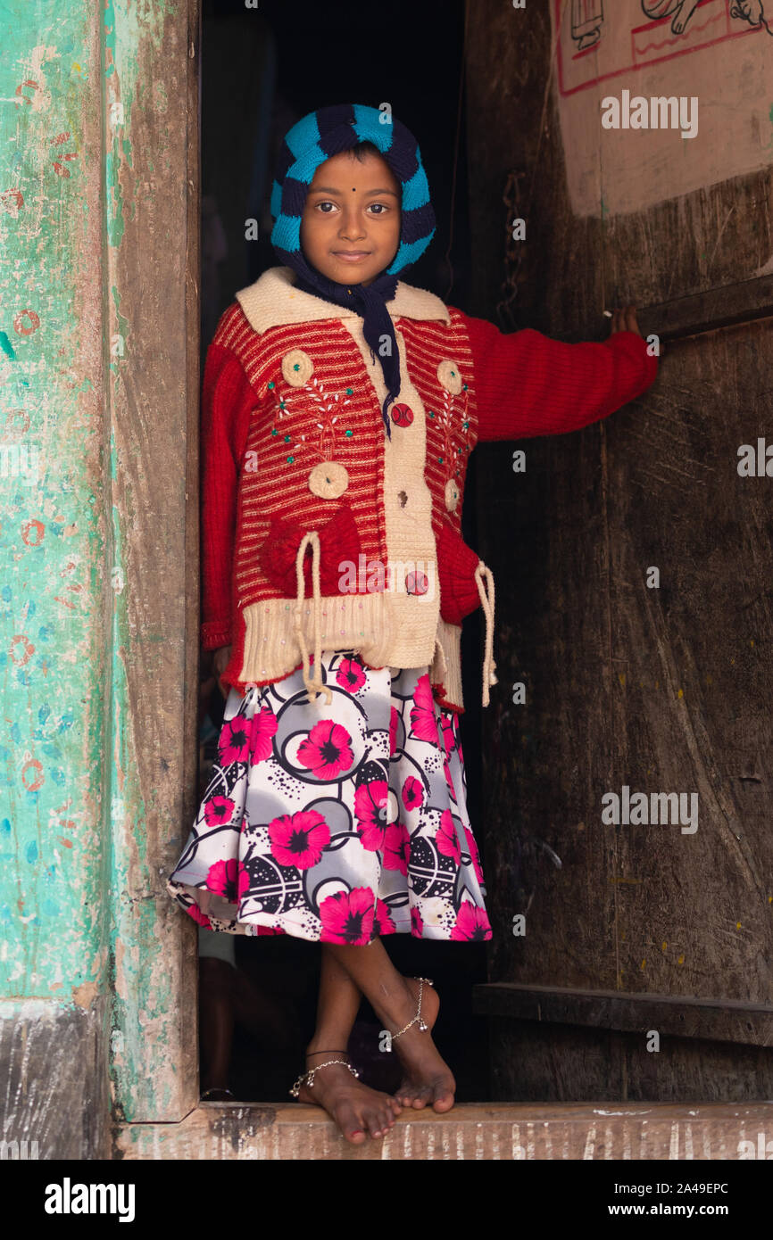 RAGHURAJPUR, Indien, 14. JANUAR 2019: Eine junge indische Mädchen posiert in ihrem Haus an der Vordertür Raghurajpur, das Kunsthandwerk berühmte Dorf Stockfoto