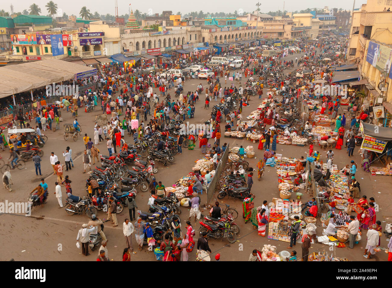 PURI, INDIEN, Januar 13, 2019: Perspektive der Sicht der belebten Straße Markt in der Dämmerung in der Nähe der berühmten shree Jagannath Tempel Stockfoto