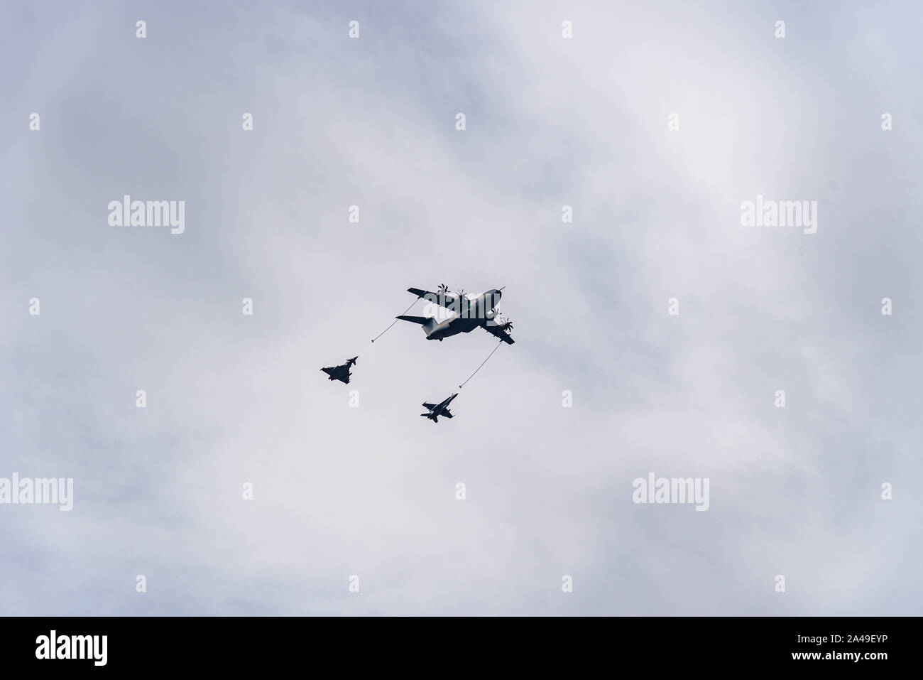 Madrid, Spanien - 12. Oktober 2019: Eine spanische Luftwaffe Airbus A-400 tanker Betankung eines EF-18 und ein Eurofighter Typhoon Kampfjets während Spani Stockfoto