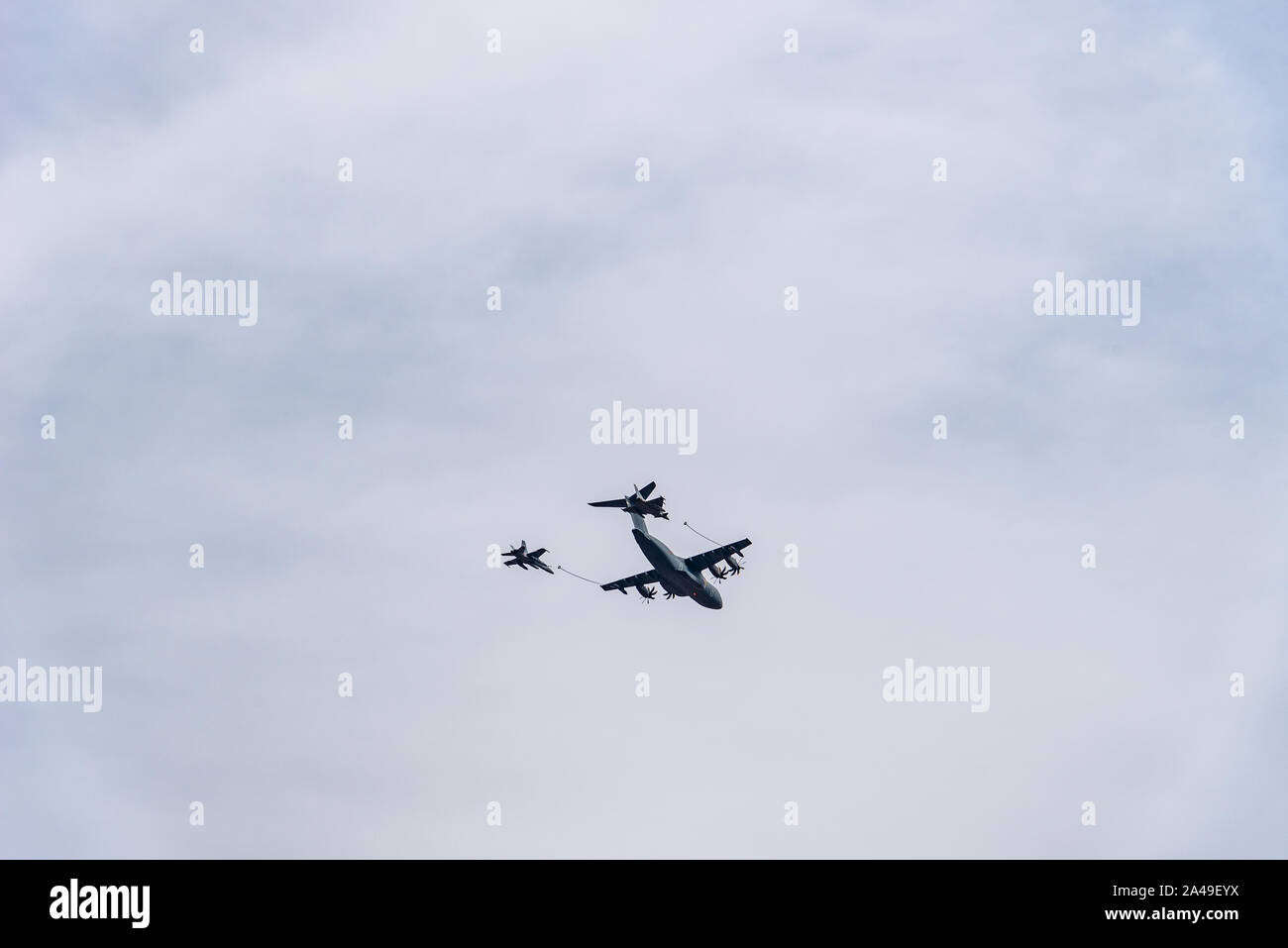 Madrid, Spanien - 12. Oktober 2019: Eine spanische Luftwaffe Airbus A-400 tanker Betankung eines EF-18 und ein Eurofighter Typhoon Kampfjets während Spani Stockfoto