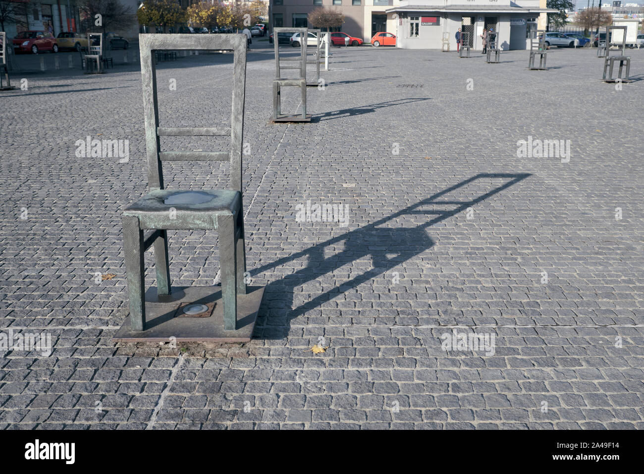 Leerer Stuhl und seine Schatten im Ghetto Heroes Square Memorial in Krakau, Polen Stockfoto