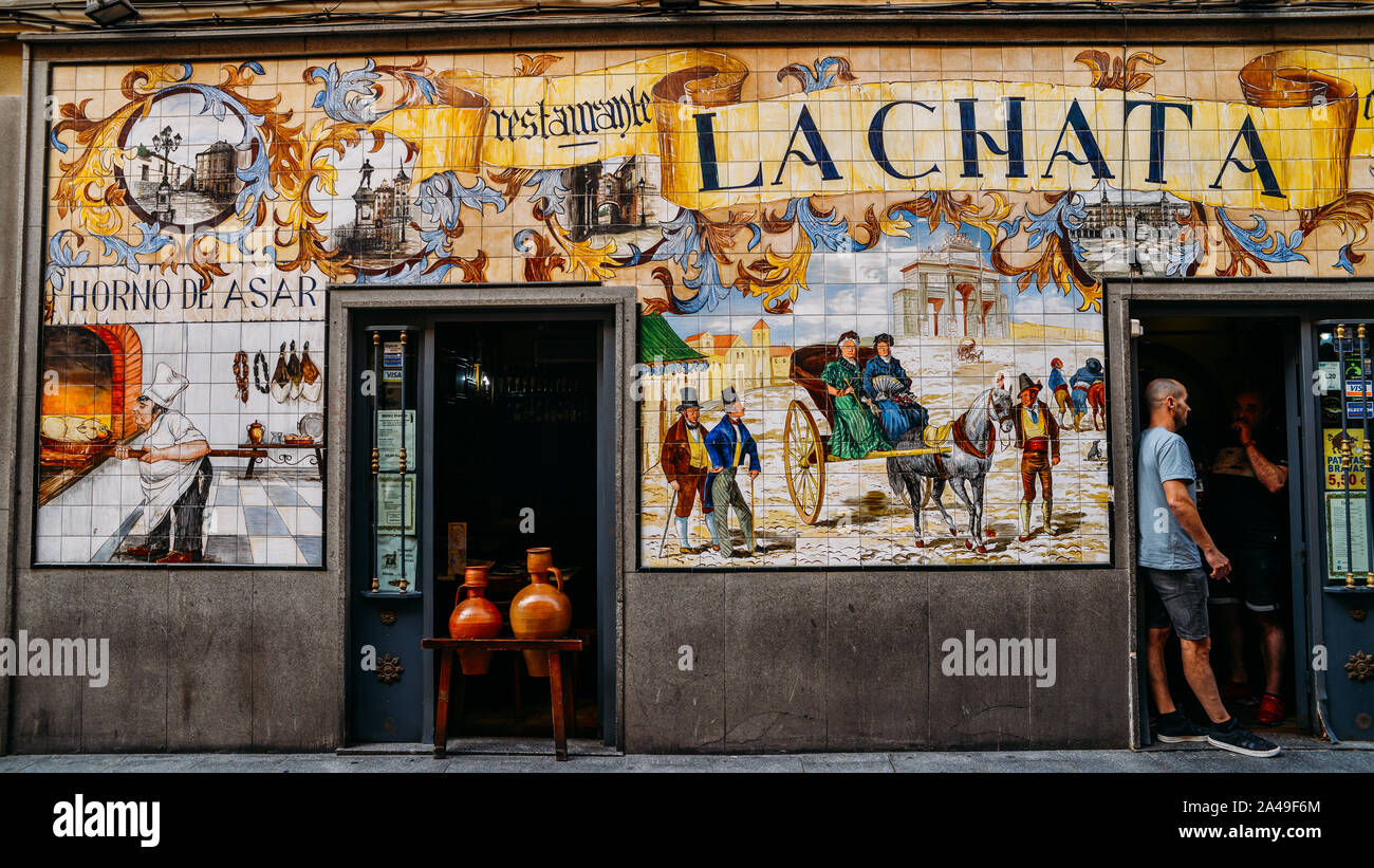Madrid, Spanien - 13.Oktober 2019: dekorative Fliesen schmücken die Seiten von Gebäuden und Restaurants im Zentrum von Madrid Stockfoto