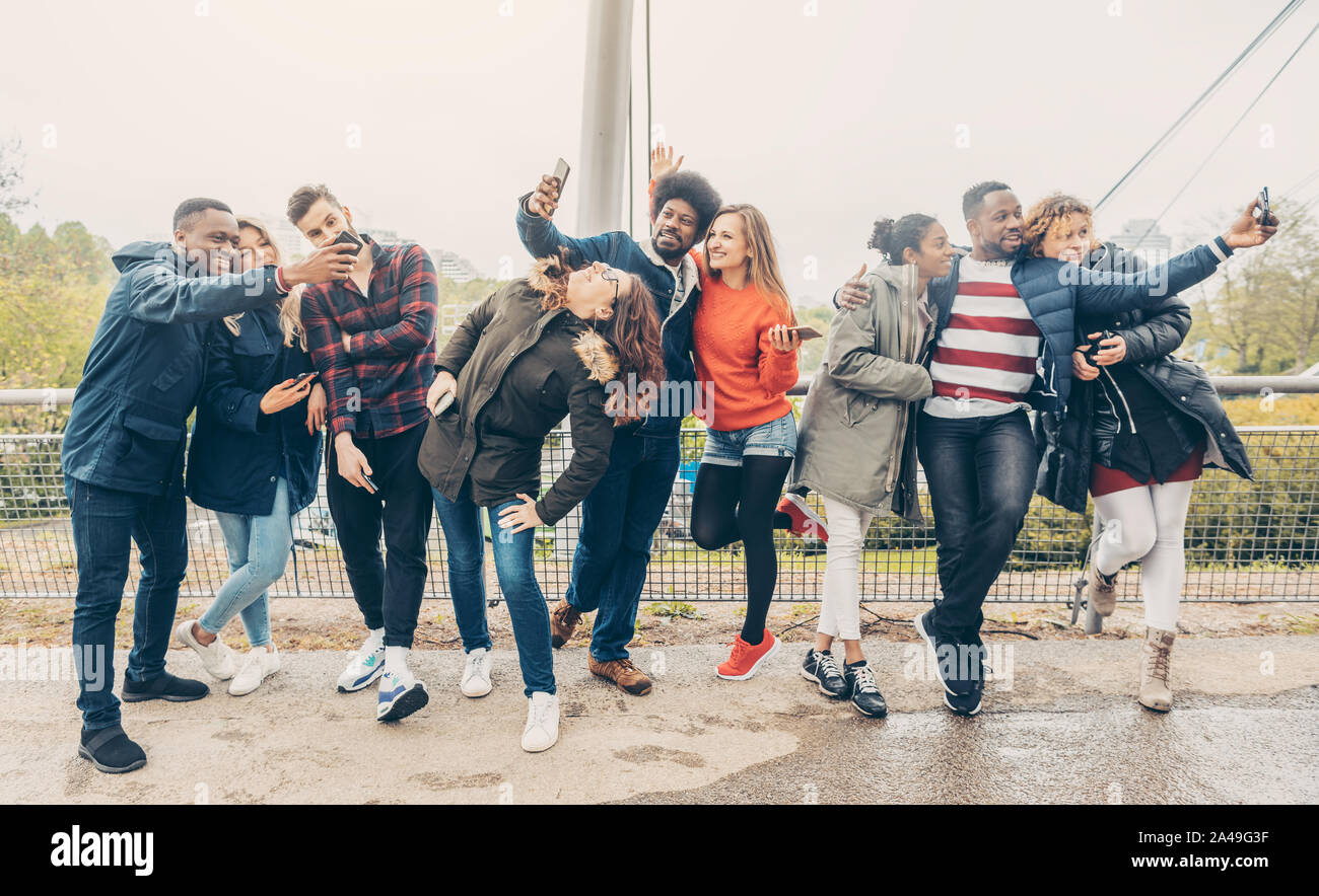Vielfalt Freunde mit Telefonen Spaß Stockfoto