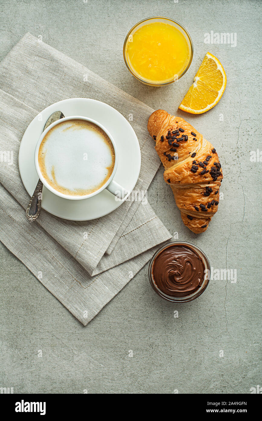 Frühstück mit Croissants, Kaffee und Saft. Ein köstliches kontinentales Frühstück. Stockfoto
