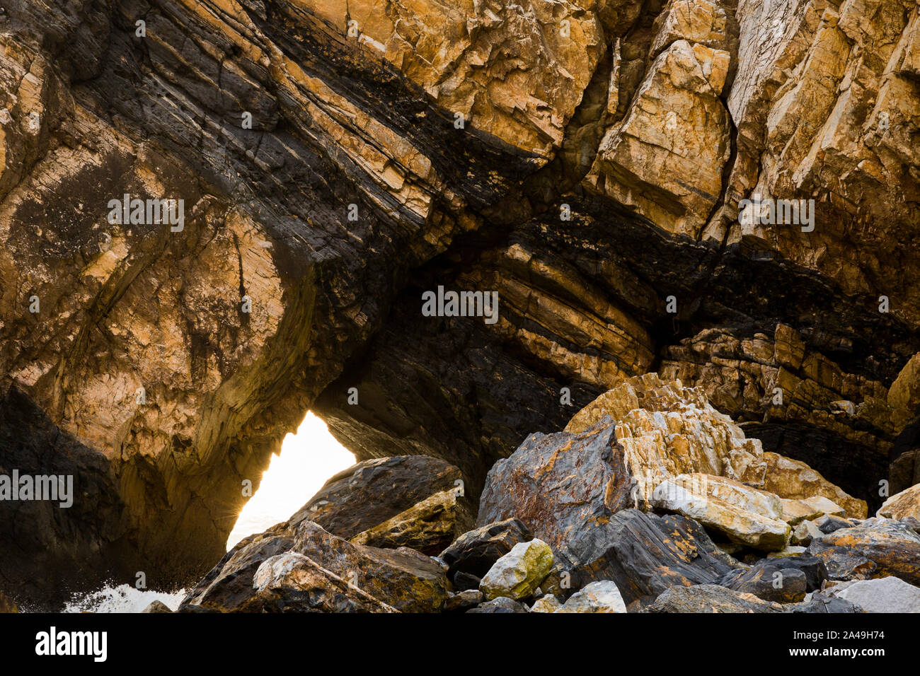 Tunnel des Lichts unter dem Rock. Naturpark Sintra-Cascais, Portugal Stockfoto