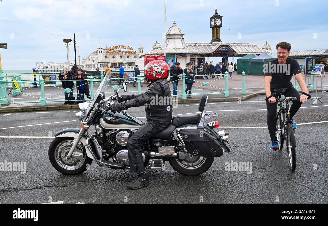 Brighton, UK. 13. Oktober 2019 - Biker kommen auf Brighton Seafront bei der jährlichen Brightona Motorrad Ereignis, das hilft, Geld für die Sussex Herzen liebe. Brightona gestartet am Brighton Marina im Jahr 2004 und ist eine der größten Charity Motorrad Veranstaltungen in England mit Biker aus dem ganzen Land teilnehmen.: Simon Dack/Alamy leben Nachrichten Stockfoto