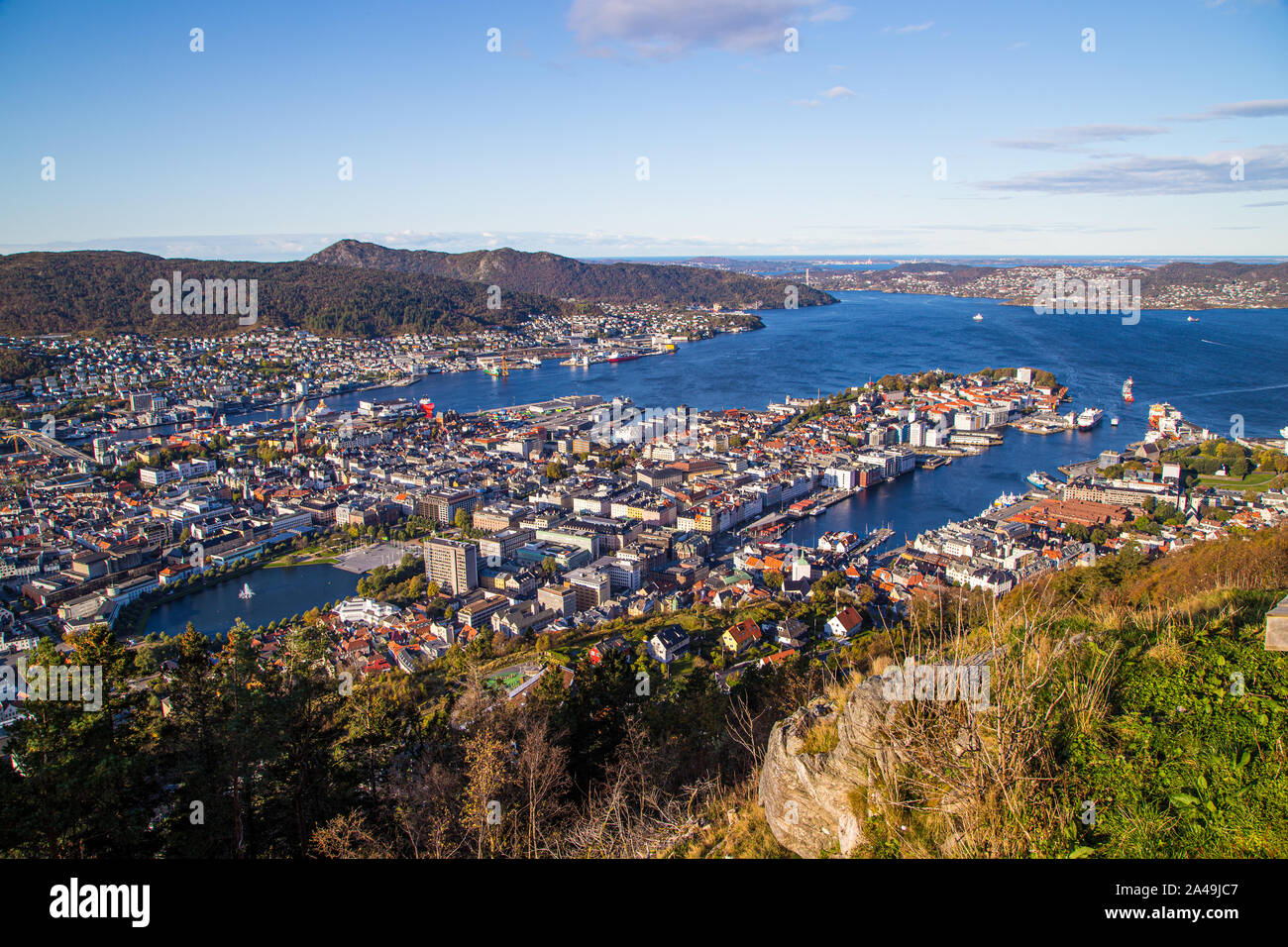 Mit Blick auf die atemberaubende Aussicht auf Bergen von der Spitze des Mount Floyen. Bergen, Norwegen Stockfoto