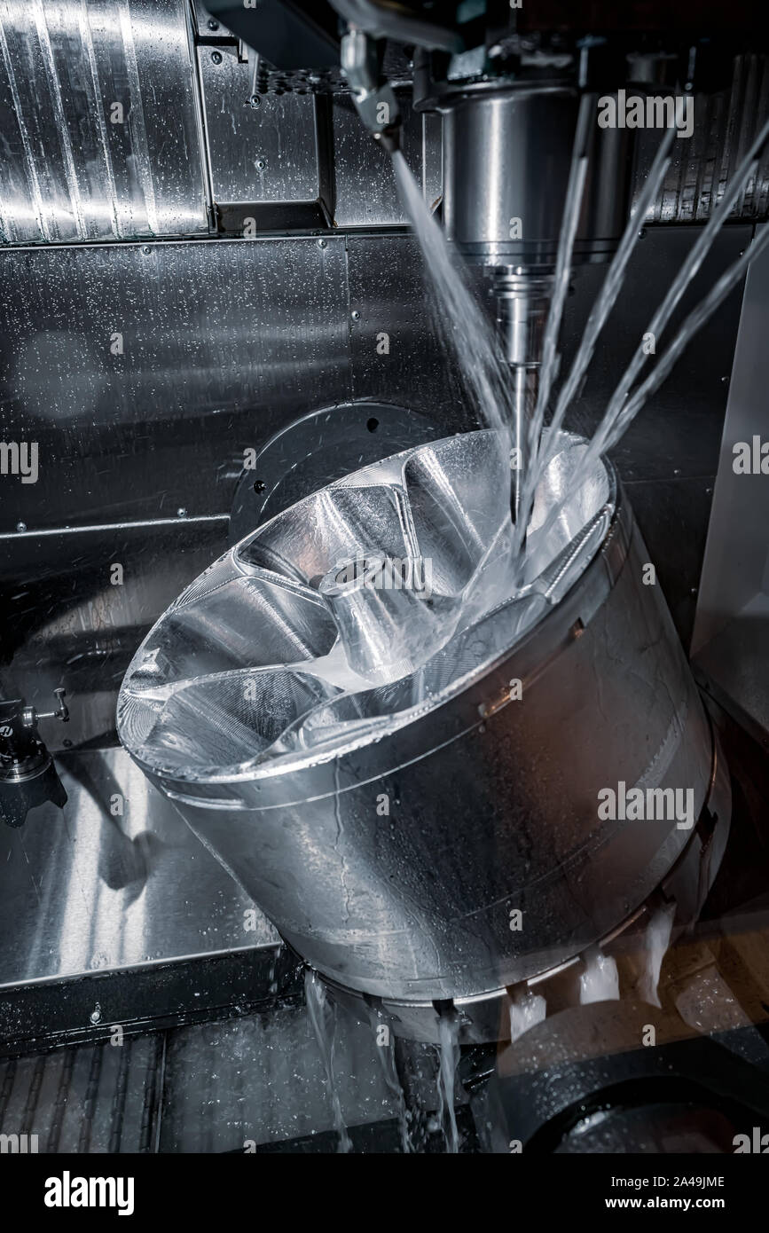 Metallverarbeitung CNC-Drehmaschine Fräsmaschine. Schneiden von Metall moderne Verfahrenstechnik. Fräsen ist der Prozess der Bearbeitung mit messerrotoren zu entfernen. Stockfoto