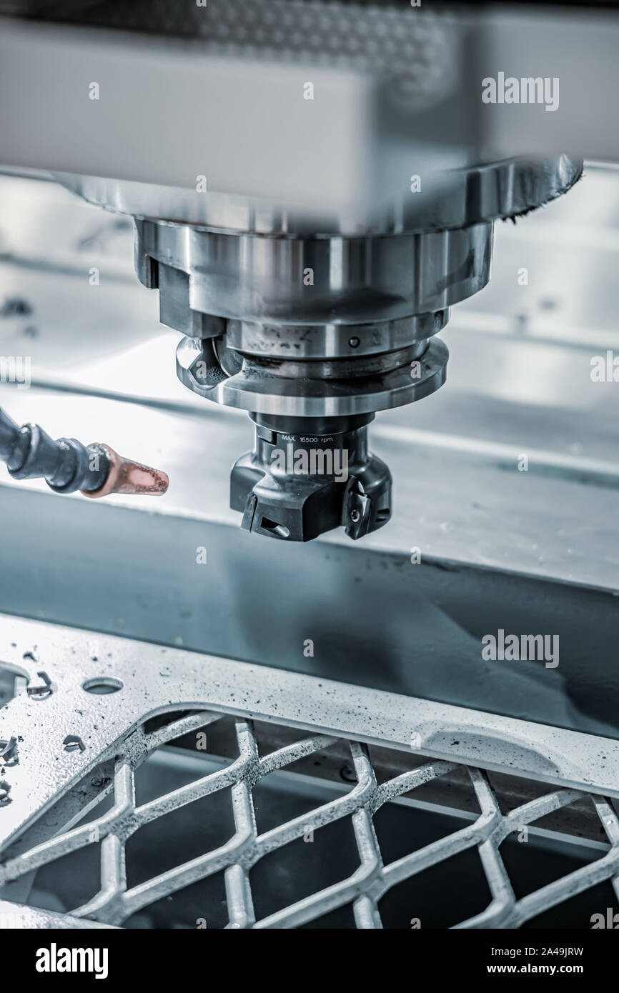 Metallverarbeitung CNC-Drehmaschine Fräsmaschine. Schneiden von Metall moderne Verfahrenstechnik. Fräsen ist der Prozess der Bearbeitung mit messerrotoren zu entfernen. Stockfoto