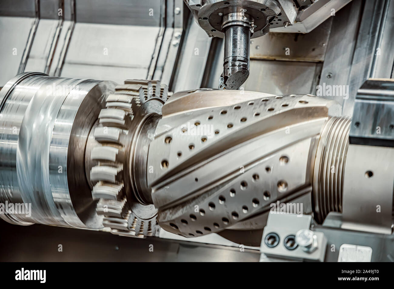 Metallverarbeitung CNC-Drehmaschine Fräsmaschine. Schneiden von Metall moderne Verfahrenstechnik. Fräsen ist der Prozess der Bearbeitung mit messerrotoren zu entfernen. Stockfoto