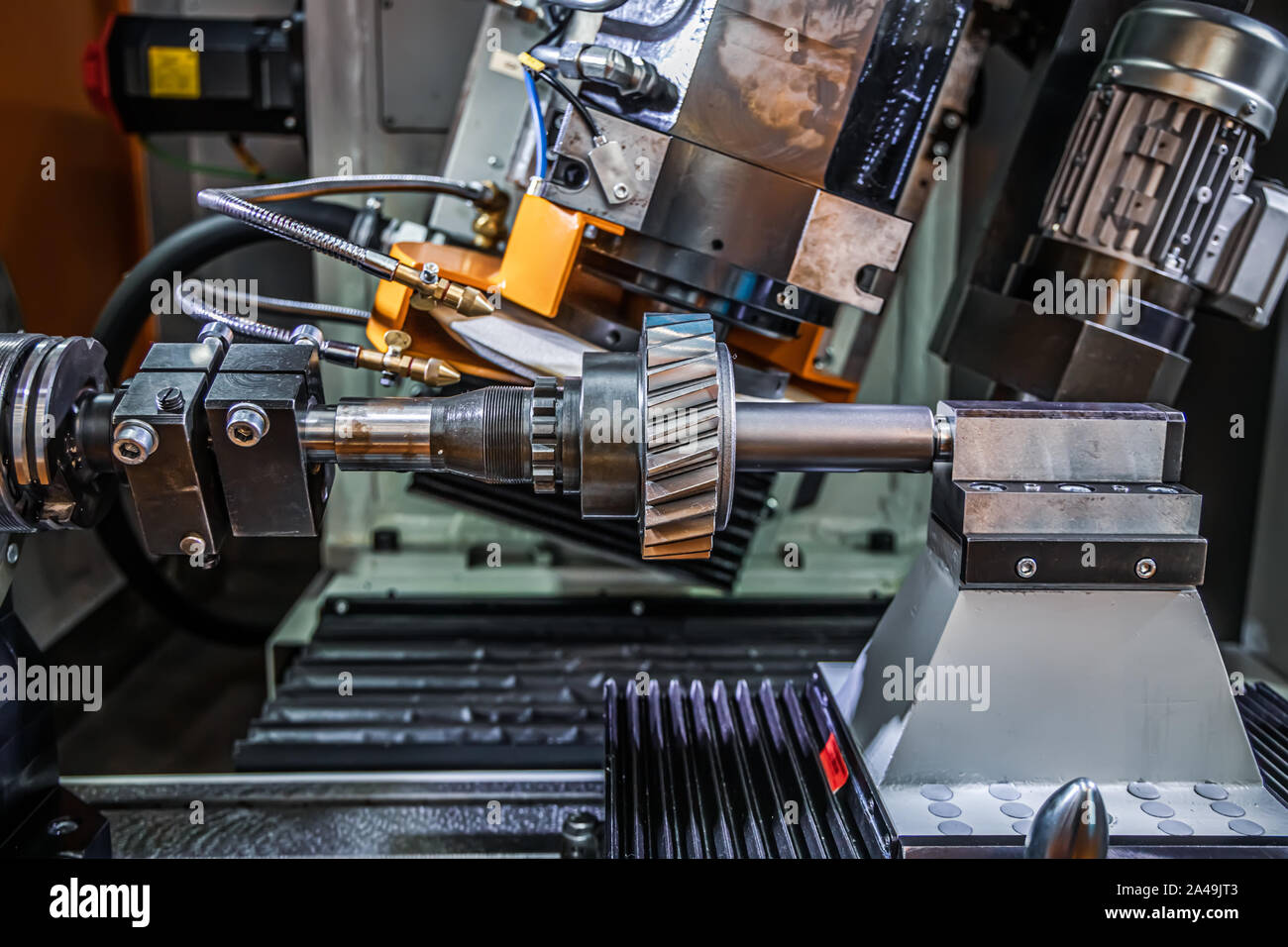 Metallverarbeitung CNC-Drehmaschine Fräsmaschine. Schneiden von Metall moderne Verfahrenstechnik. Fräsen ist der Prozess der Bearbeitung mit messerrotoren zu entfernen. Stockfoto