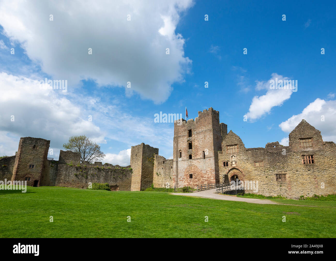 Ludlow Castle, Shropshire, England. Eingang und großen Turm. Stockfoto