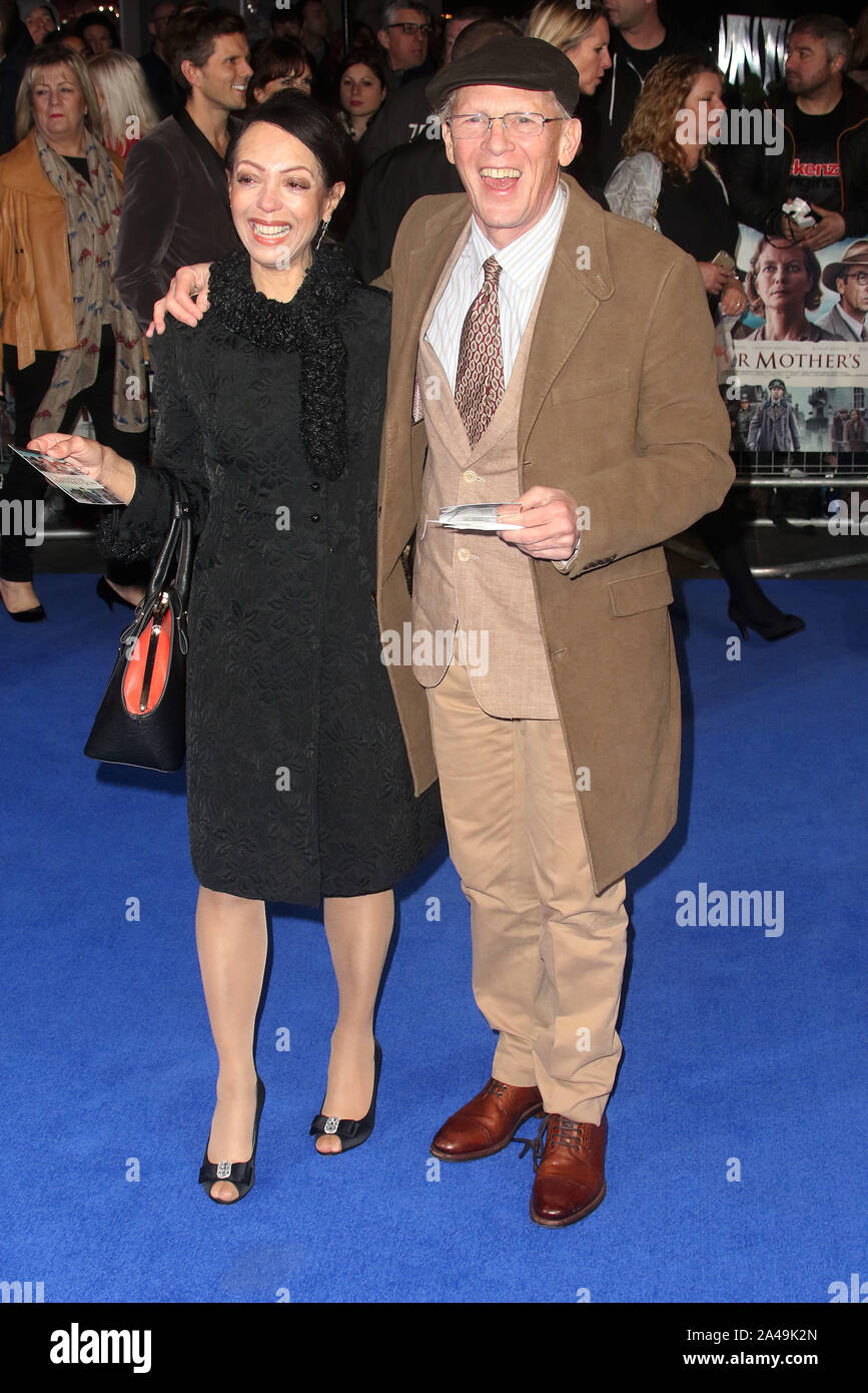 Mar 16, 2017 - London, England, UK-' ist eine andere Mutter Sohn" Weltpremiere, Odeon Leicester Square - Roter Teppich Ankünfte Foto zeigt: Paul Nicholas Stockfoto