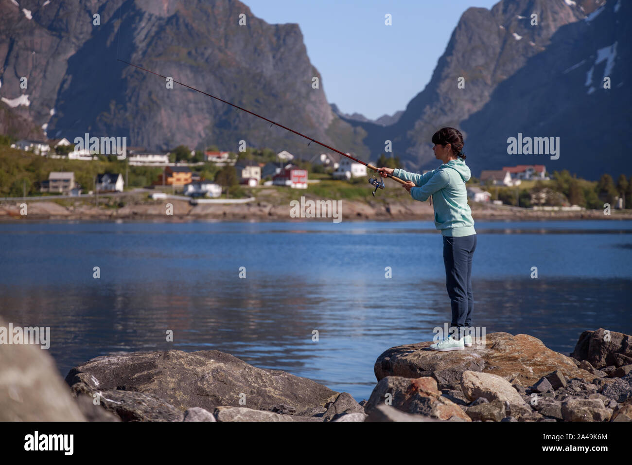 Frau fischen auf Angeln Spinning in Norwegen. Angeln in Norwegen ist eine Weise, die den lokalen Lebensstil zu Eigen zu machen. Die unzähligen Seen und Flüsse und ein umfangreiches Stockfoto