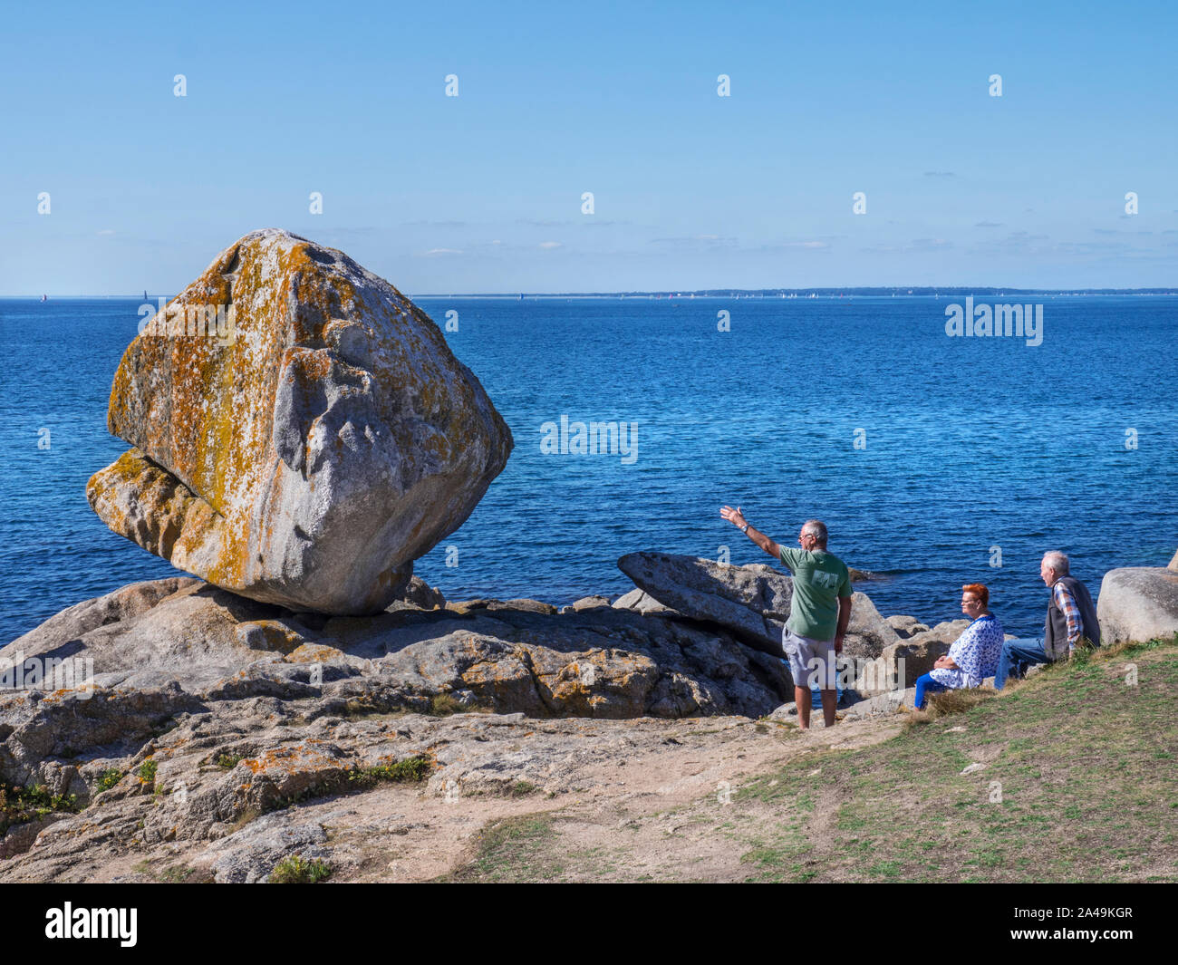Trevignon Felsen Pointe de Trevignon Besucher Geste gegenüber auffälligen Rock balancing Ausbildung an der Küste Finistere Bretagne Frankreich Stockfoto