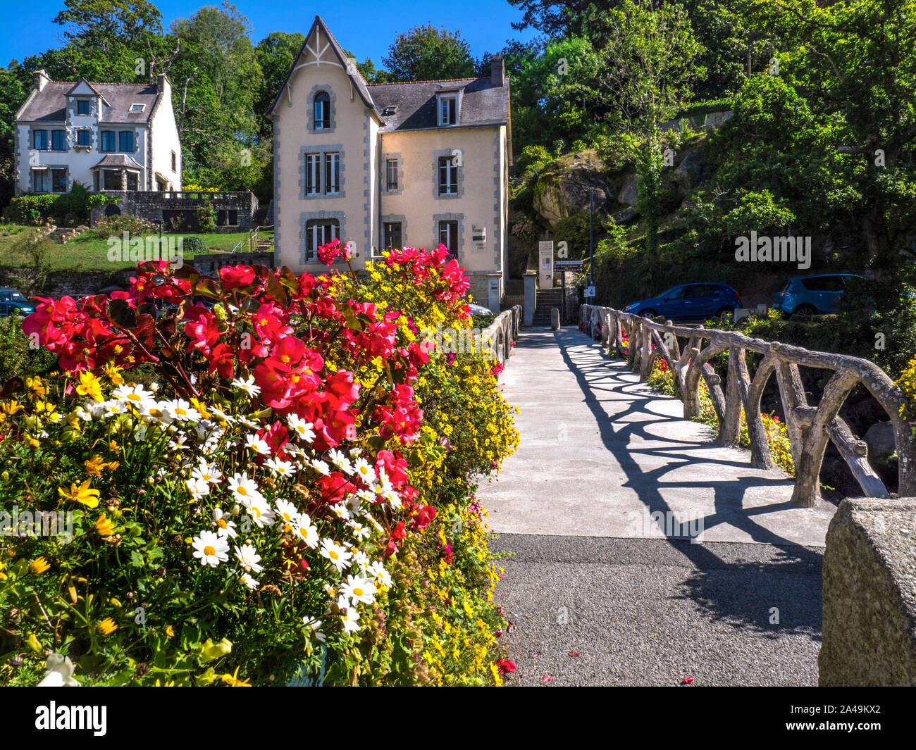 BOUTIQUE PONT AVEN HOTEL La Passerelle de Pont-Aven rustikalen Blumen Brücke führenden Luxushotels Hotel im Zentrum von Pont Aven, Bretagne Frankreich, diskret Stockfoto