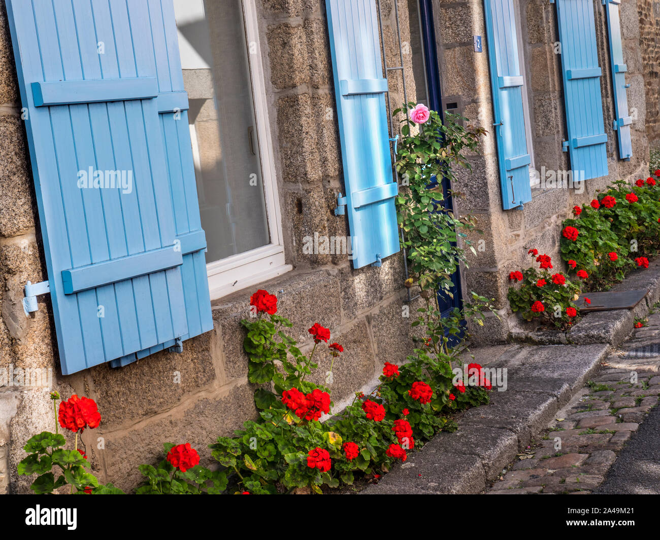 Pont Aven Bretagne ruhig traditionelle Französische Bretagne Seitenstraße mit blauen Fensterläden und Blumen am Rande rustikalem Stein weg Bretagne Frankreich Stockfoto