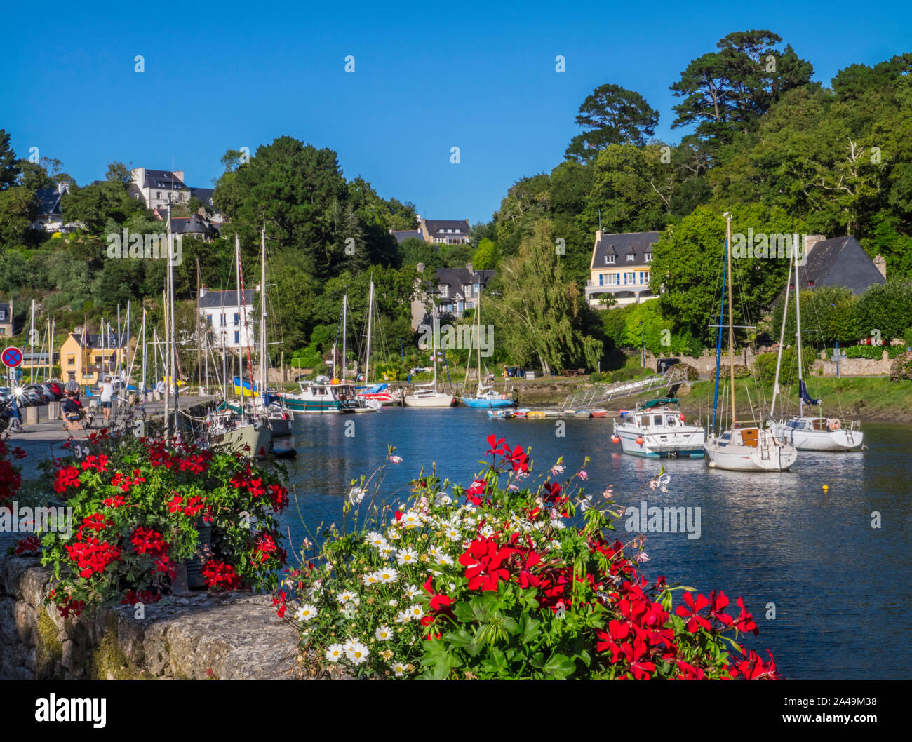 Gâvres Bretagne floral sonnige Landschaft Szene mit Segeln Boote und Häuser am Ufer des Flusses Aven Finistère in der Bretagne Frankreich Stockfoto
