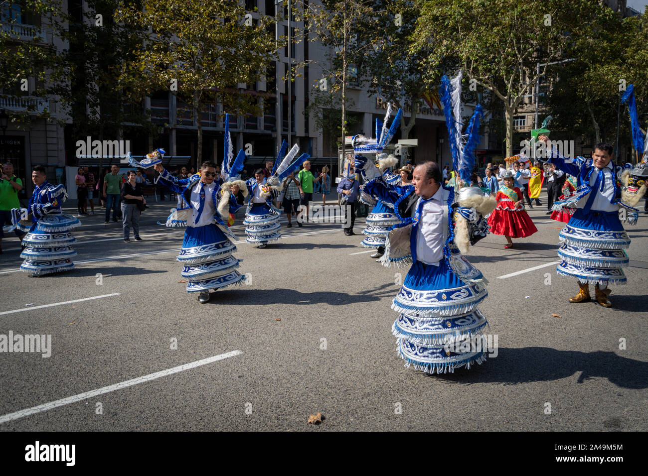 Barcelona, Spanien. 12 Oktober 2019: Bolivianische Moreno Tänzer während Dia de la Hispanidad in Barcelona. Stockfoto