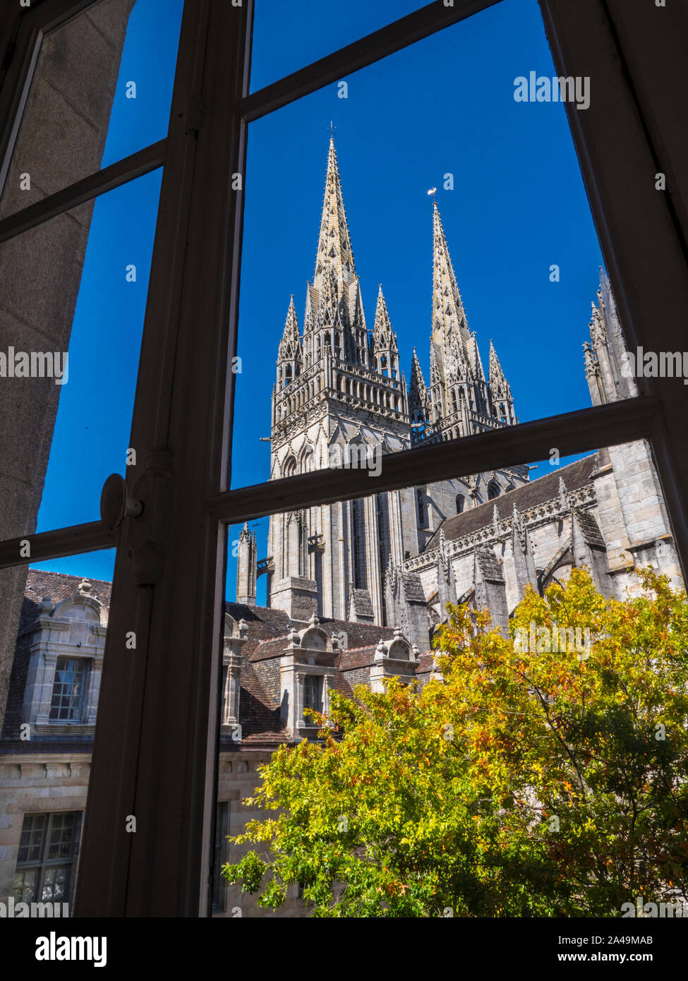 Bretagne Quimper Cathedral, St. Corentin gesehen durch traditionelle französische Fenster, eine Katholische Kathedrale & National Monument der Bretagne Frankreich Stockfoto