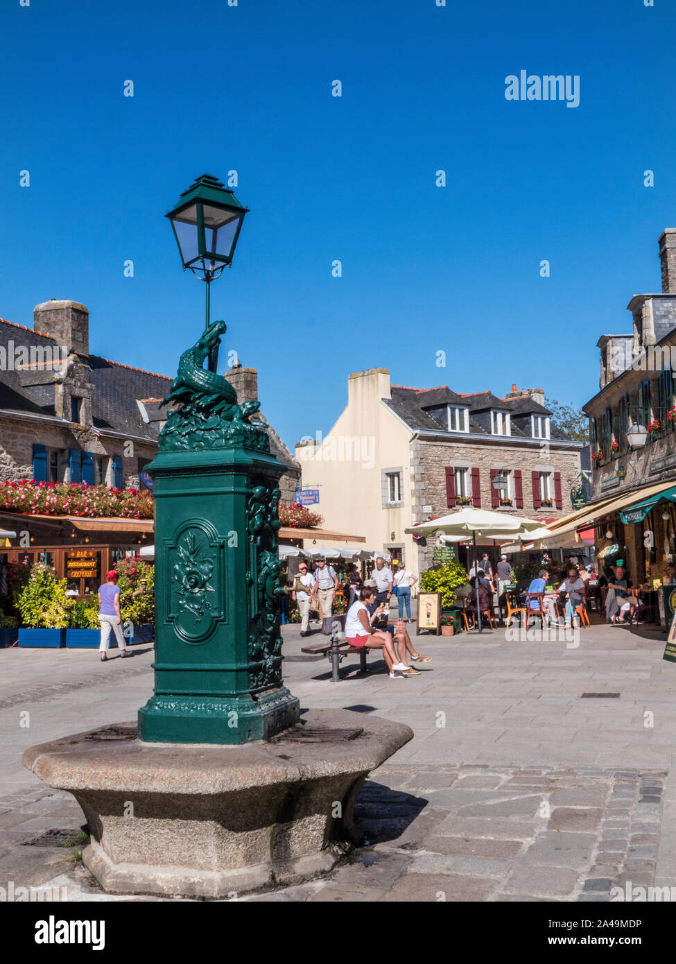 Alte Concarneau Bretagne französische Alfresco Restaurant 'La Port au Vin' mit Besucher genießen Sonne Ville in der Nähe de Concarneau bretagne finistere Frankreich Stockfoto