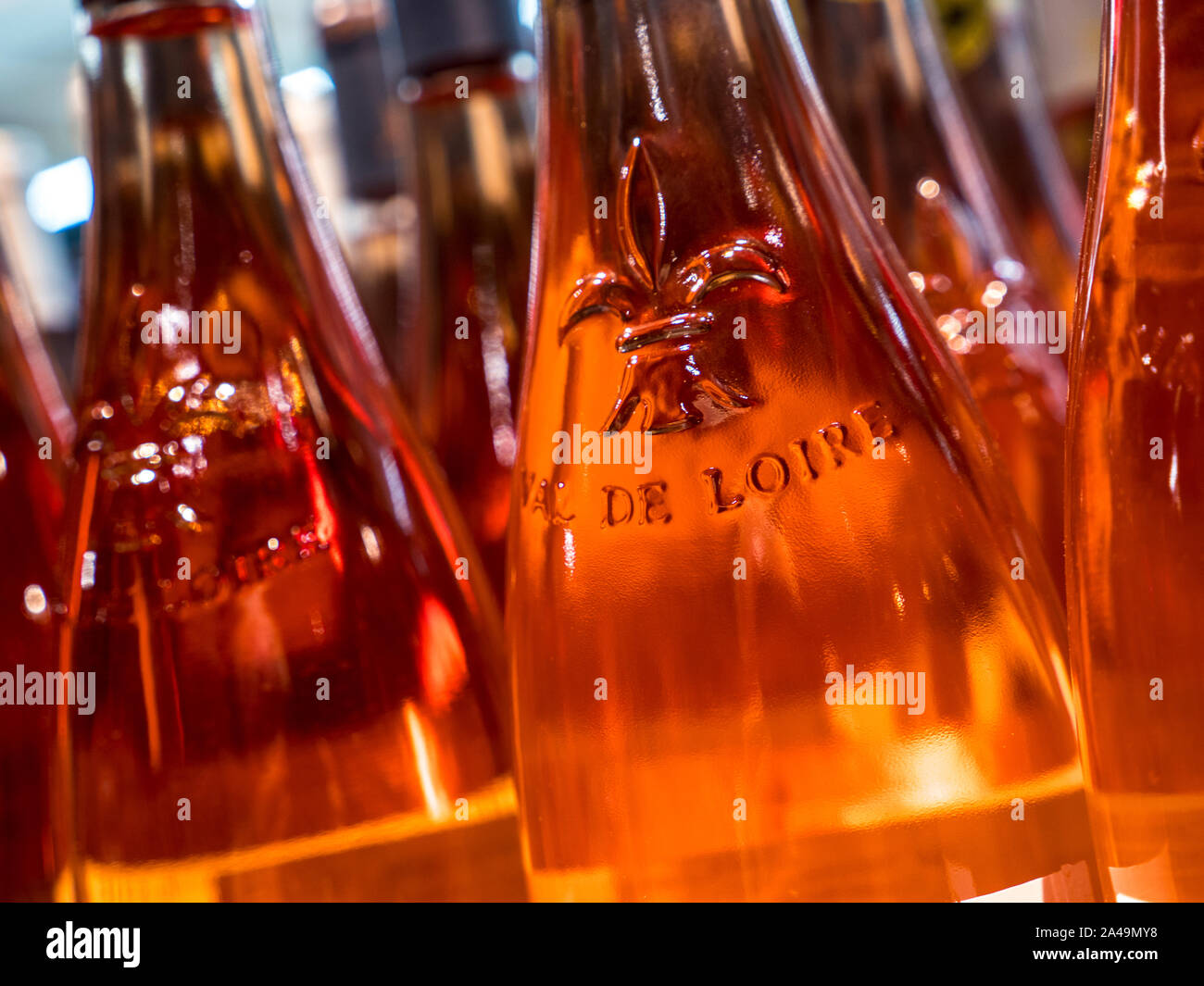 ROSÉ Val de Loire Flaschen Wein rosé auf der Anzeige für den Verkauf in Wein shop Regal Shop Getränke Abteilung anzeigen Stockfoto