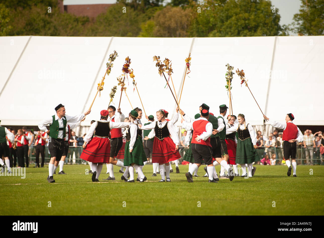 Deutschland, Niederstetten, Baden Württemberg. September 2019. Traditionelle herbstliche Ernte Fest. Junge Menschen in Tracht, die traditionelle Germ Stockfoto